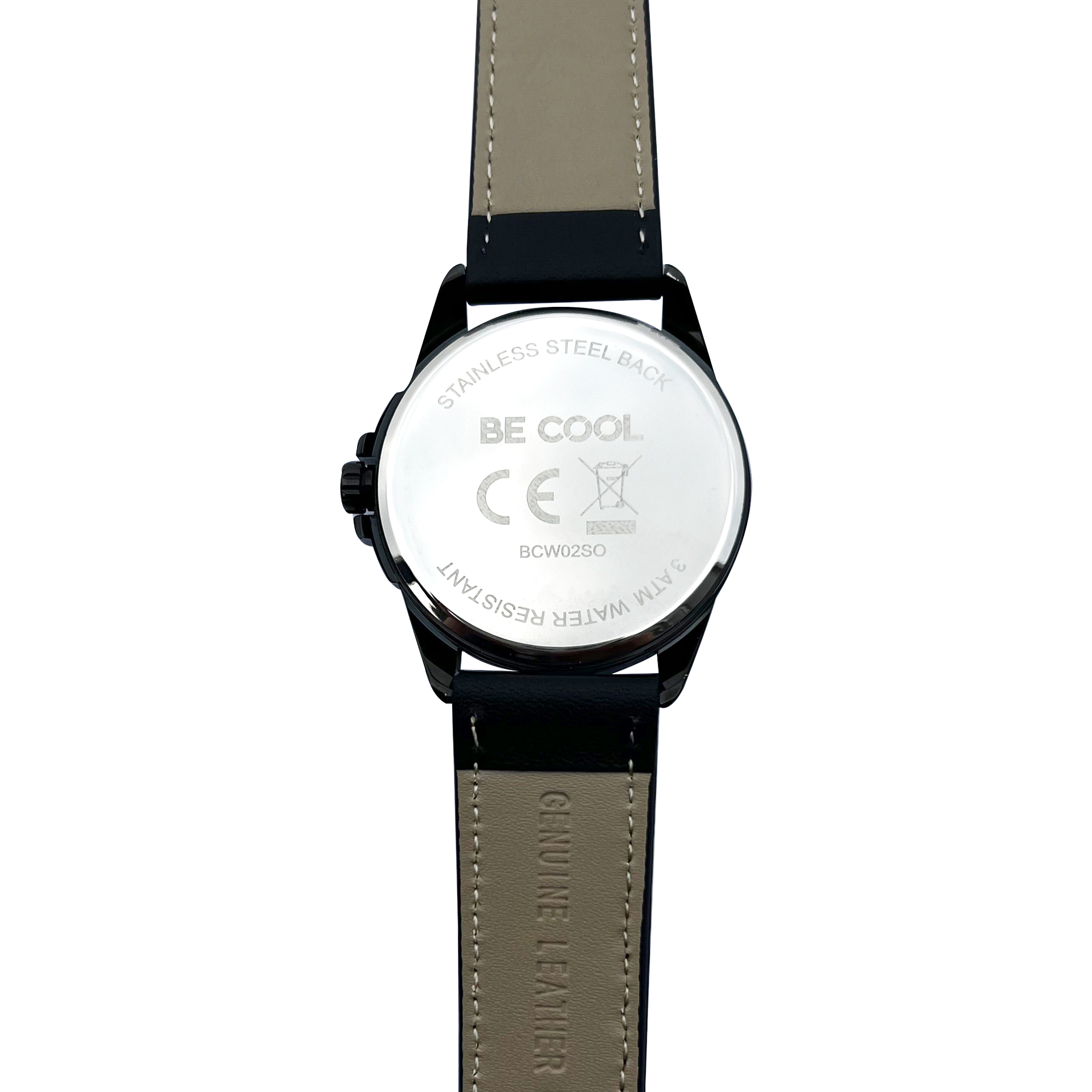 Die Rückseite einer schwarz-silbernen Uhr. Die Uhr zeigt den Markennamen 'BE COOL' und andere Details.
