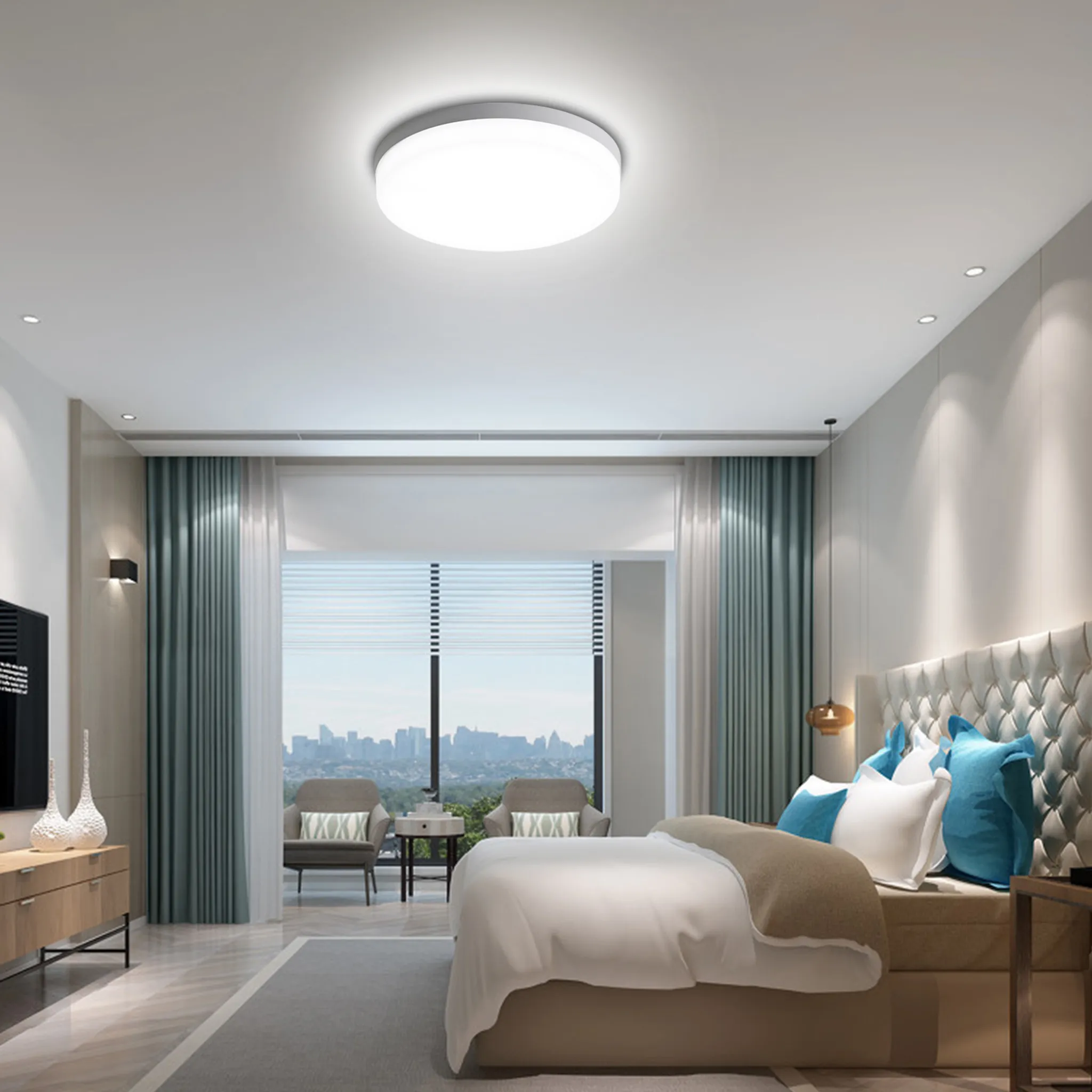 Schlafzimmer mit Bett, Vorhängen und Stadtblick. Deckenleuchte sichtbar. Helle Farben dominieren.
