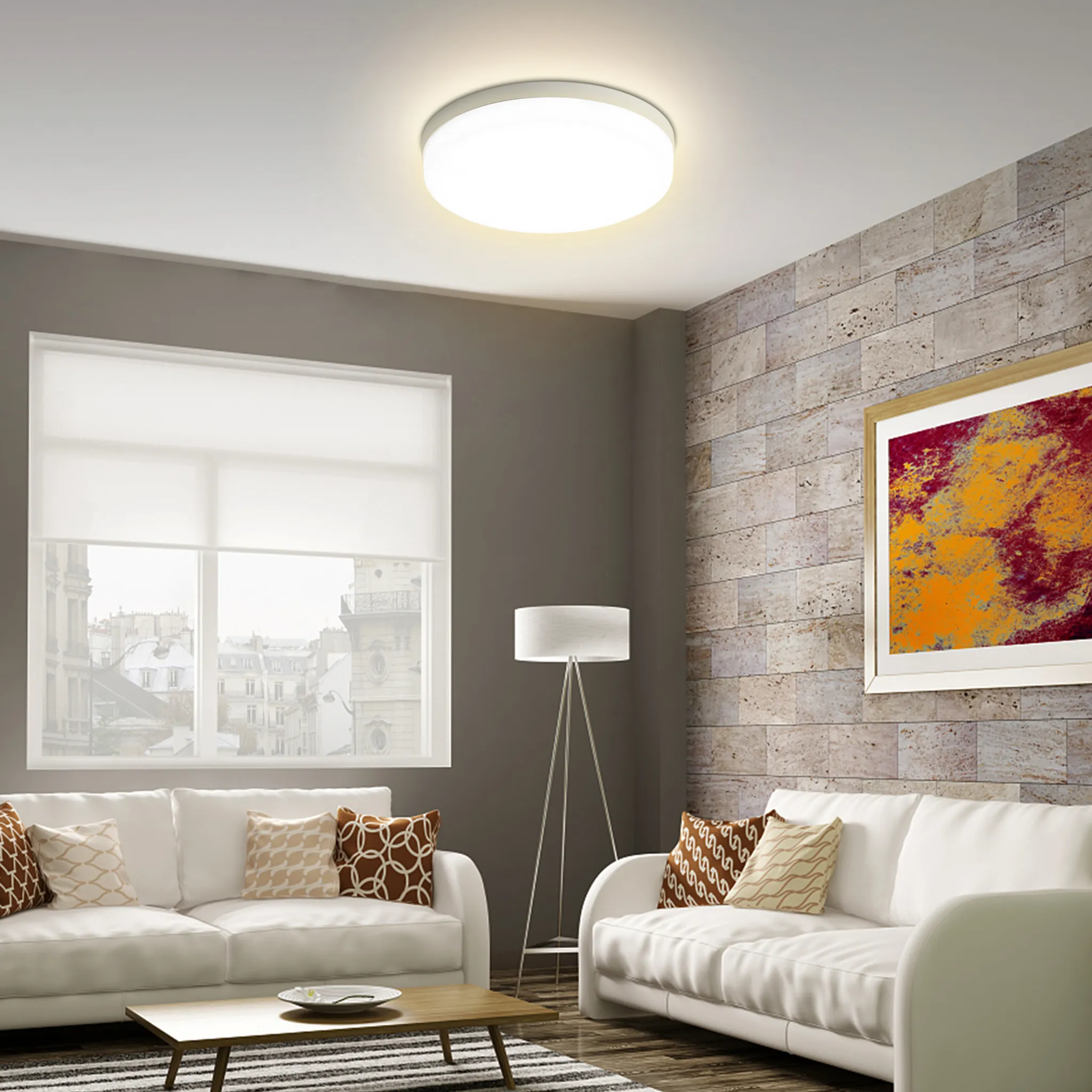 Wohnzimmer mit weißen Sofas, Steinwand und gerahmtem Gemälde. Eine Deckenleuchte ist vorhanden.