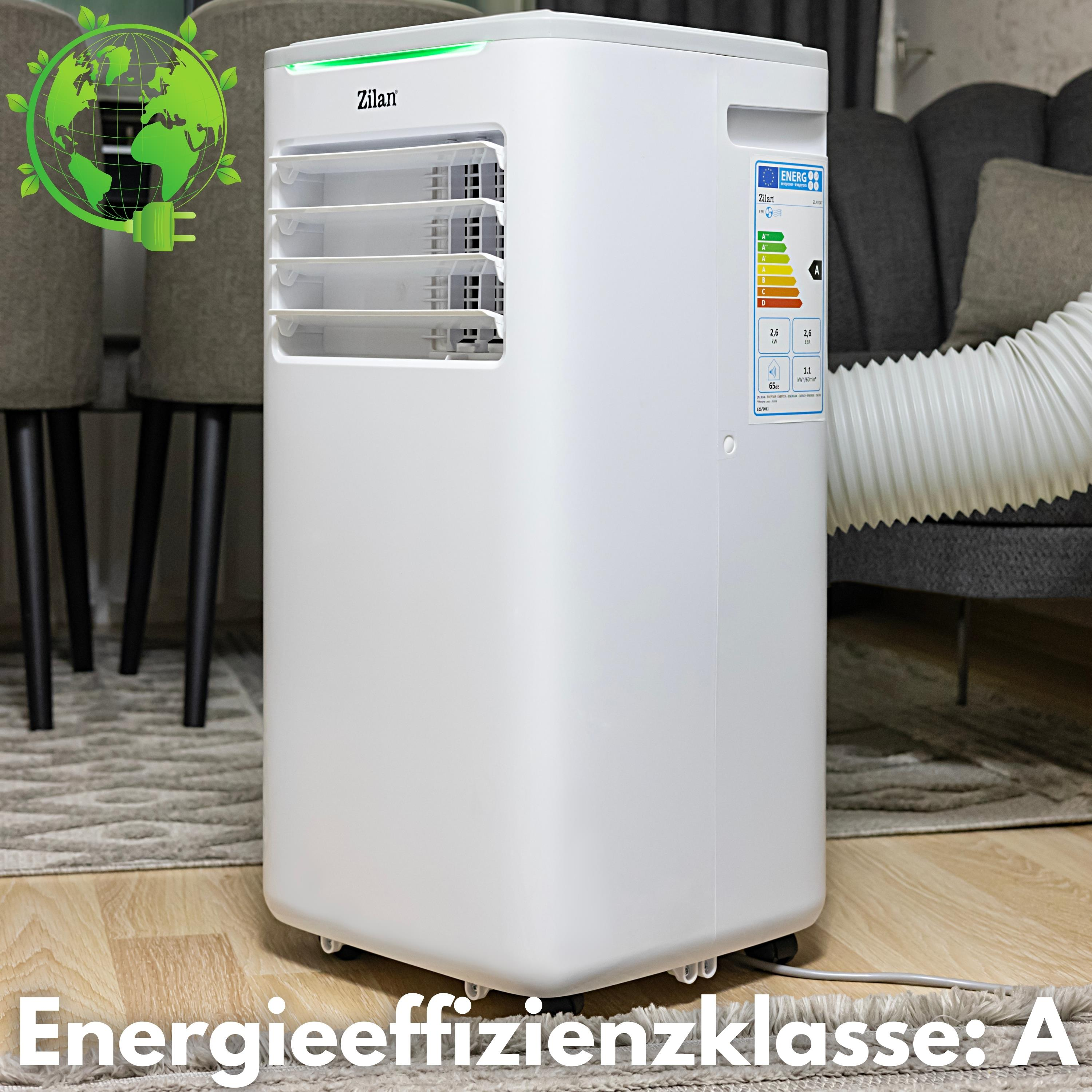 Weißer Klimaanlage. Steht auf Teppich, neben Sofa. Text: 'Energieeffizienzklasse: A'.