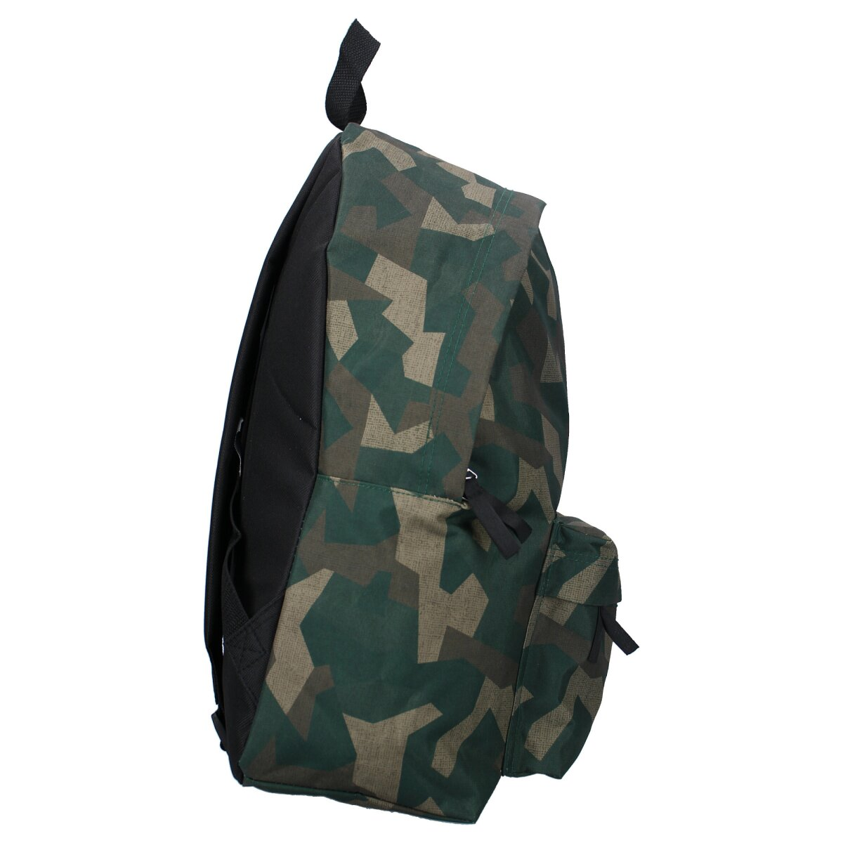 Ein Tarnrucksack mit schwarzem Rücken und Trägern, Seitenansicht.
