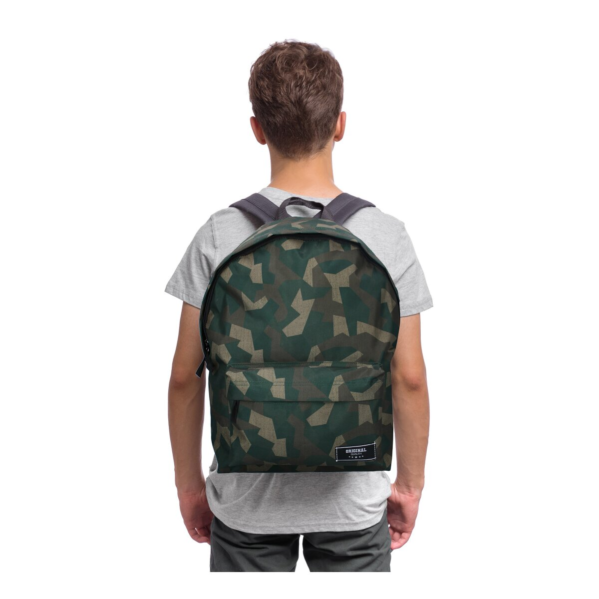 Eine Person, die einen grünen Tarnrucksack trägt. Der Rucksack hat das Markenetikett unten.