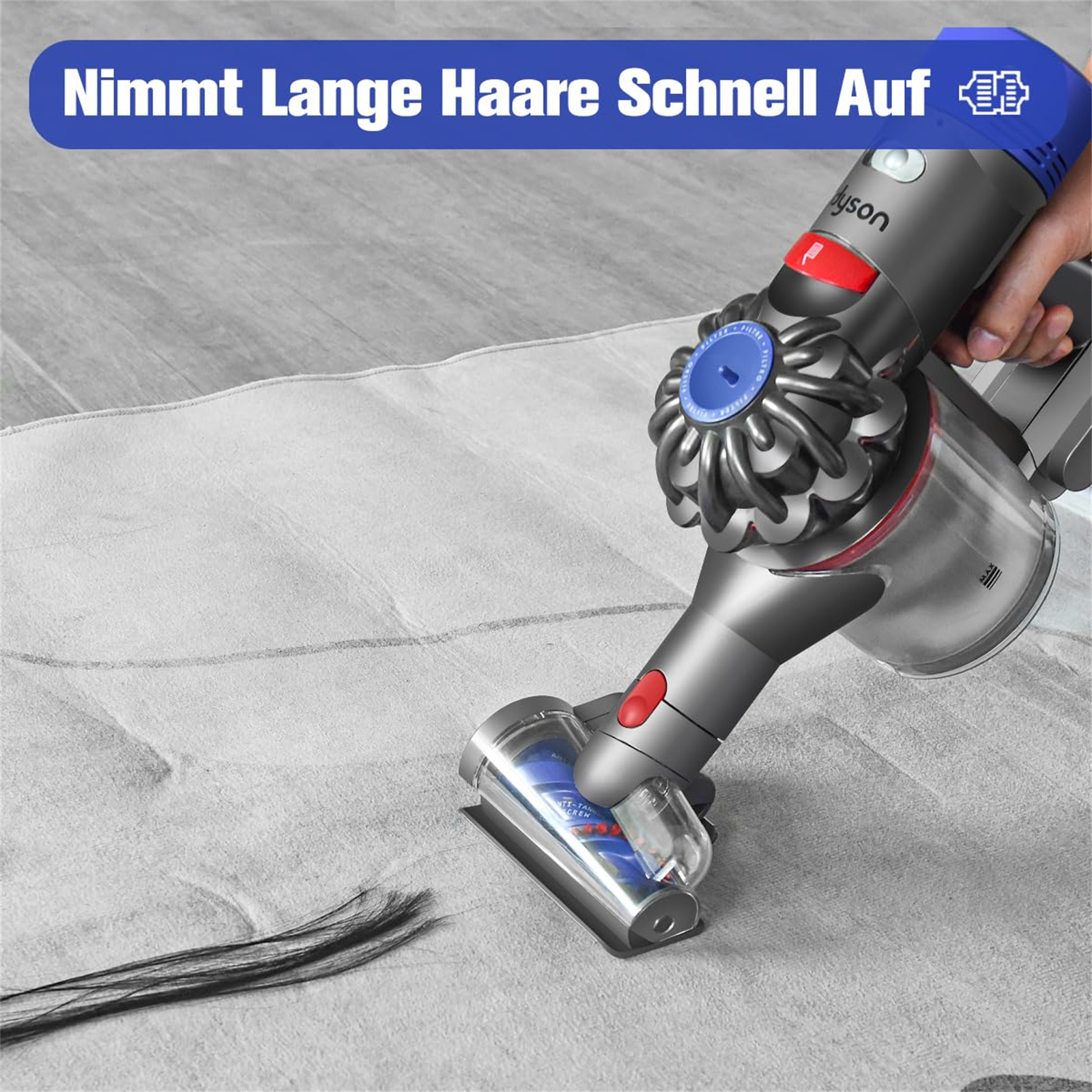 Staubsauger mit Haarsträhnen in der Nähe der Bürste, auf grauer Oberfläche, mit Text.