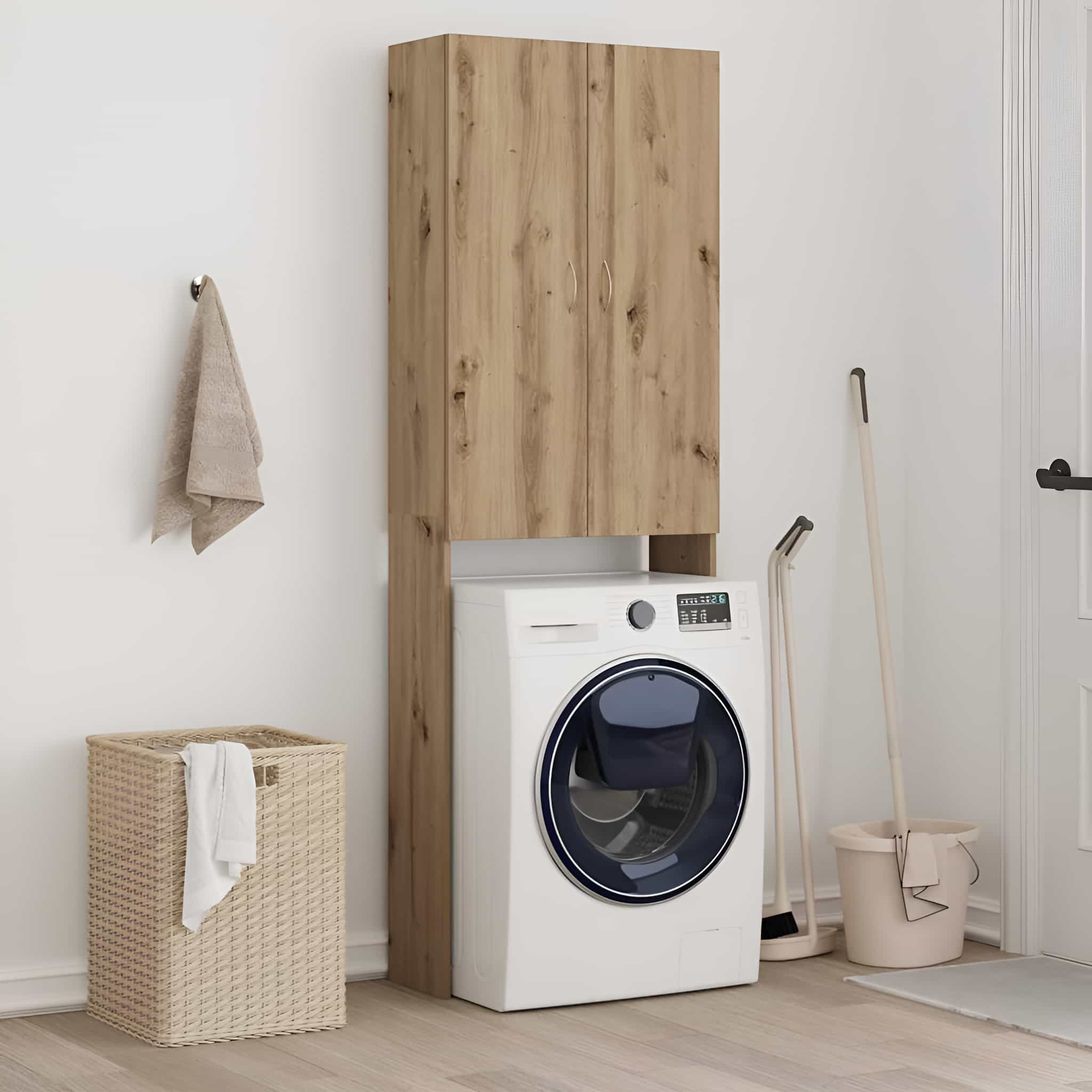 Waschküche mit Waschmaschine, Schrank, Wäschekorb und Reinigungsmitteln.