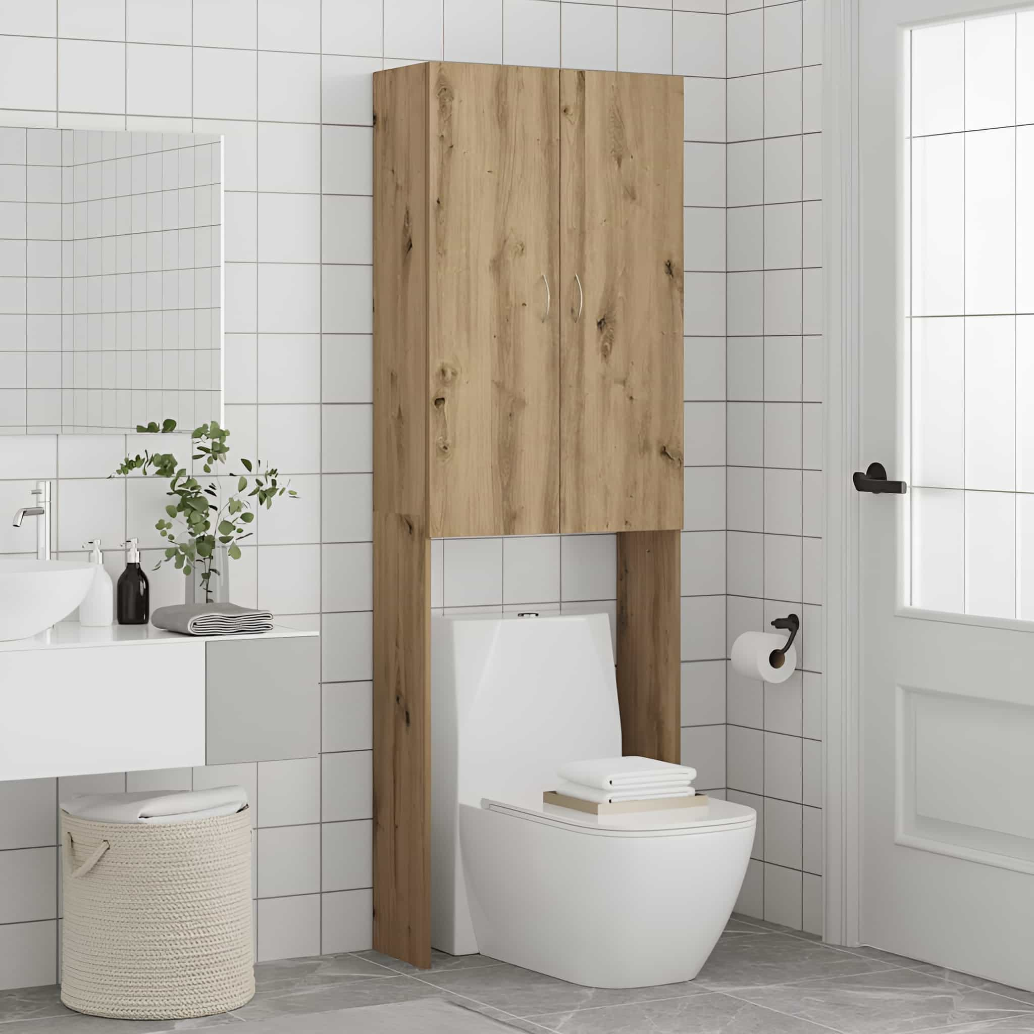 Badezimmer mit Holzschrank über einer Toilette. Weiße Fliesen, Waschbecken und Tür.