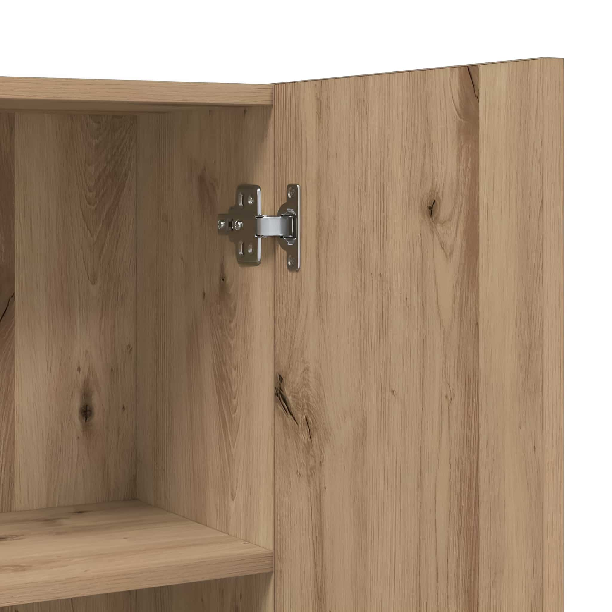 Holzschrank mit offener Tür. Ein Scharnier ist sichtbar. Im Inneren befinden sich Regale.