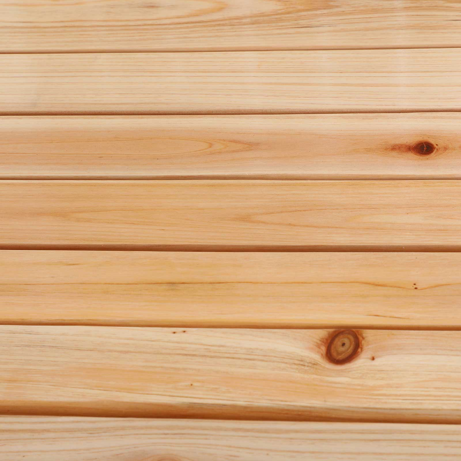 Horizontal angeordnete Holzbretter mit sichtbarer Maserung und Knoten.
