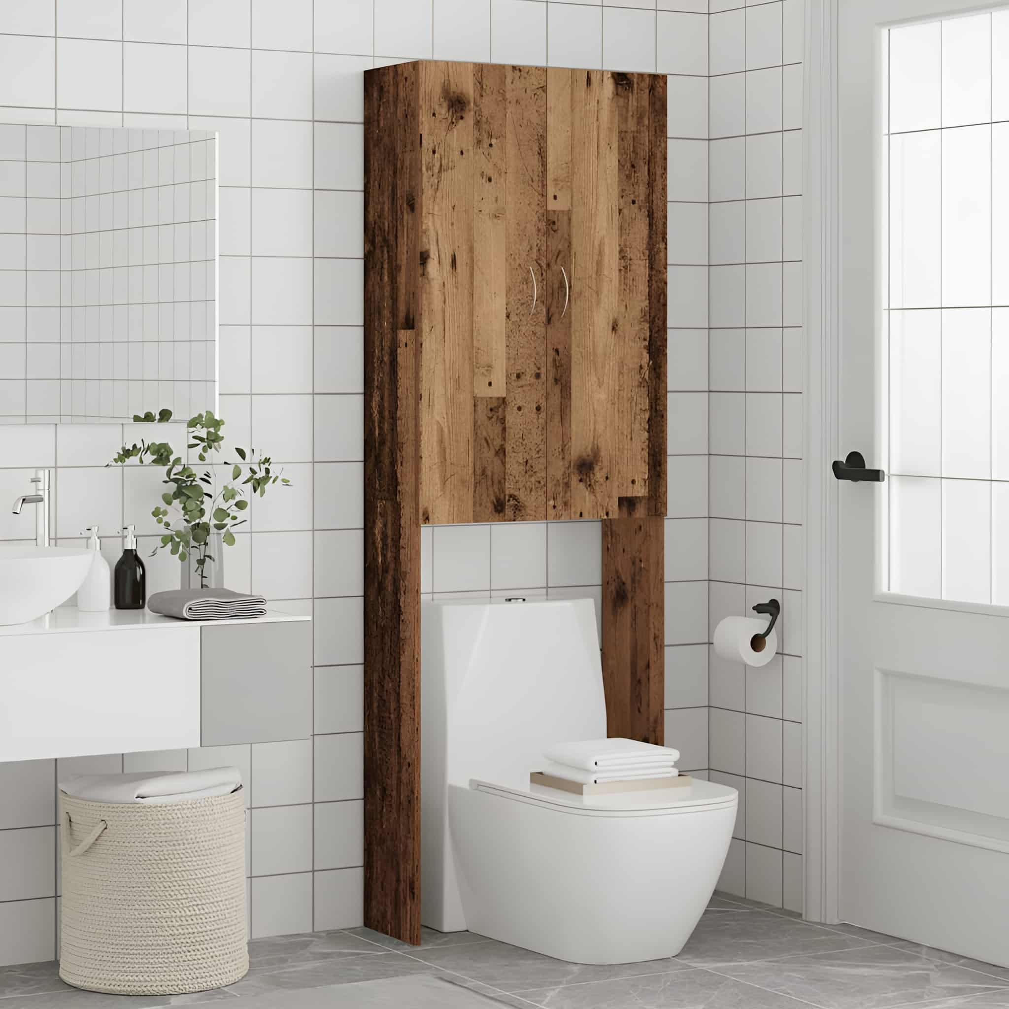 Ein Badezimmer mit Toilette, Holzschrank, Spiegel, Waschbecken und Korb vor weißer Fliesenwand.