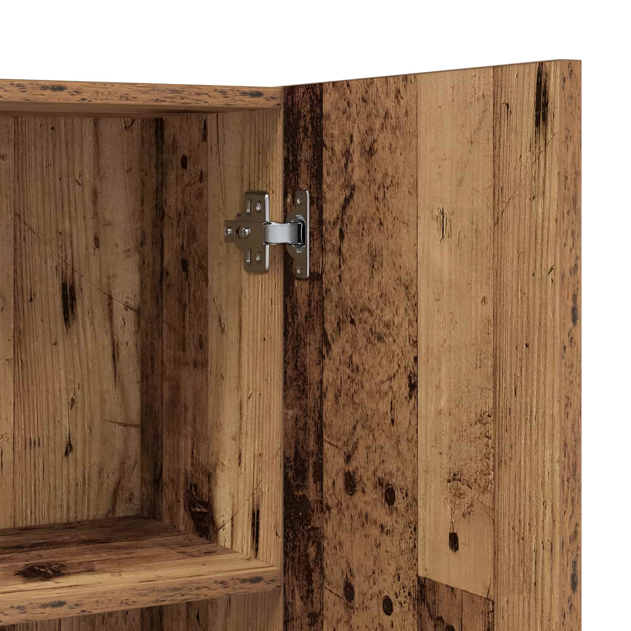Holzschranktür mit sichtbarer Maserung und silbernem Scharnier vor weißem Hintergrund.