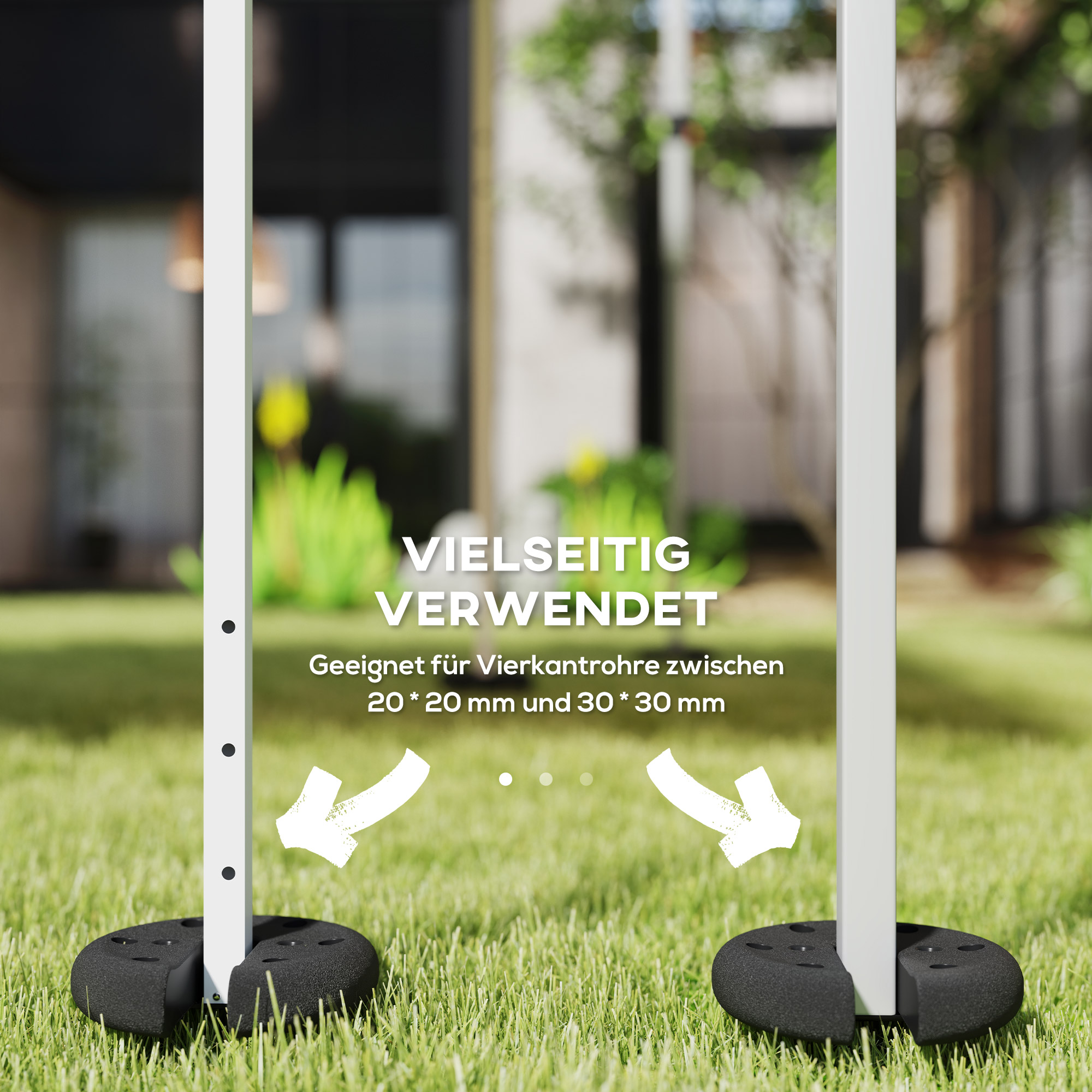 Weiße Pfosten auf schwarzen Sockeln im Gras. Text sagt "Vielseitig" mit Pfeilen.