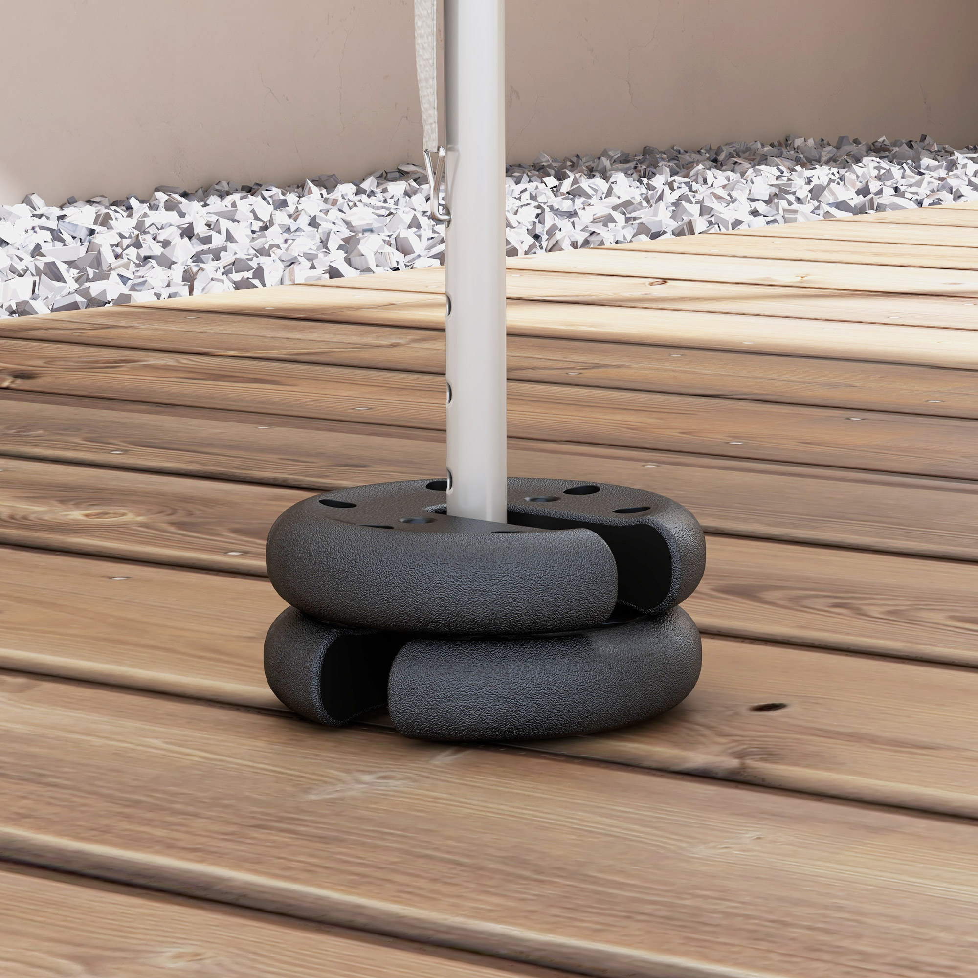 Sockel eines Sonnenschirms auf einem Holzdeck mit Felsen im Hintergrund.