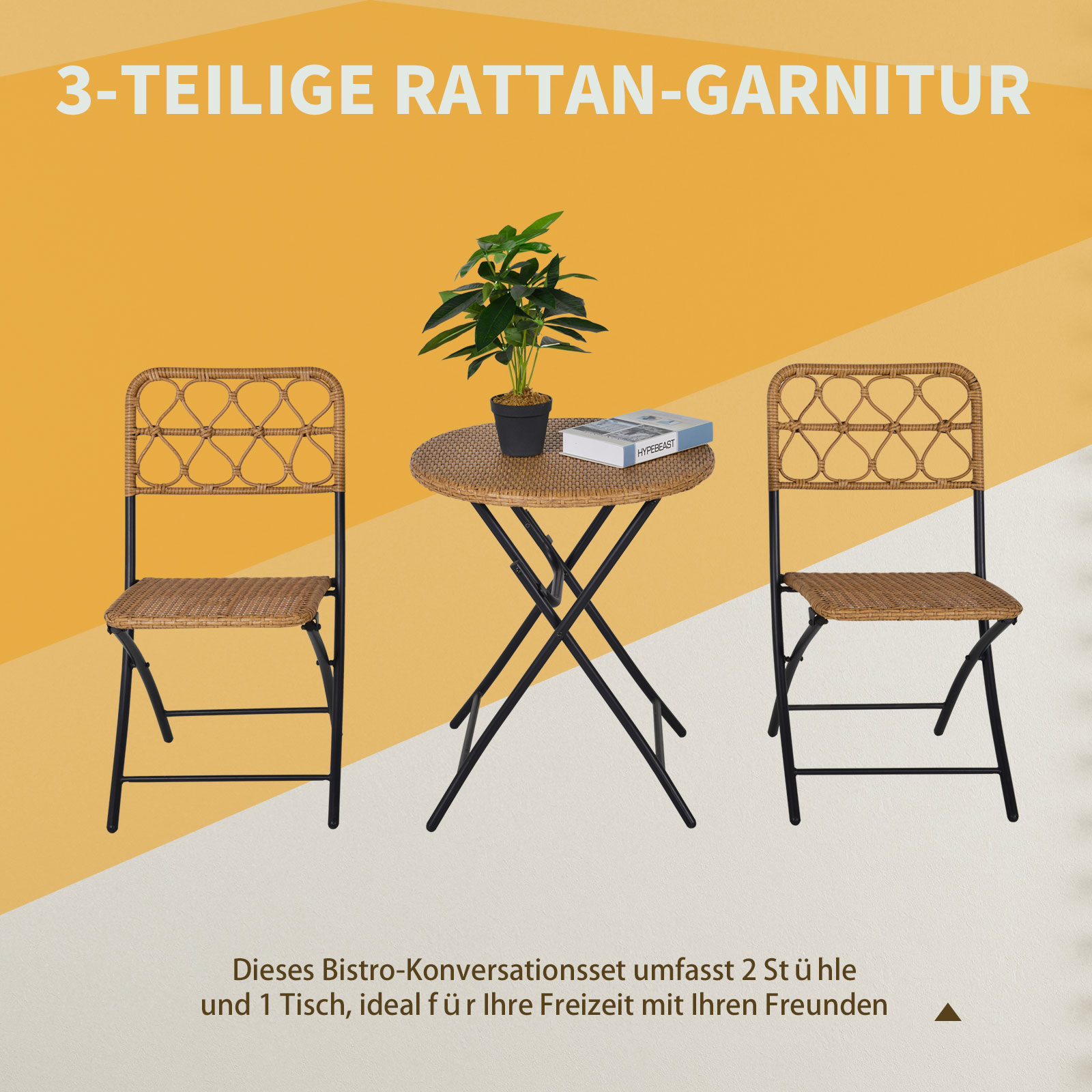Rattantisch und zwei Stühle, mit einer Pflanze auf dem Tisch, auf gelbem Hintergrund.