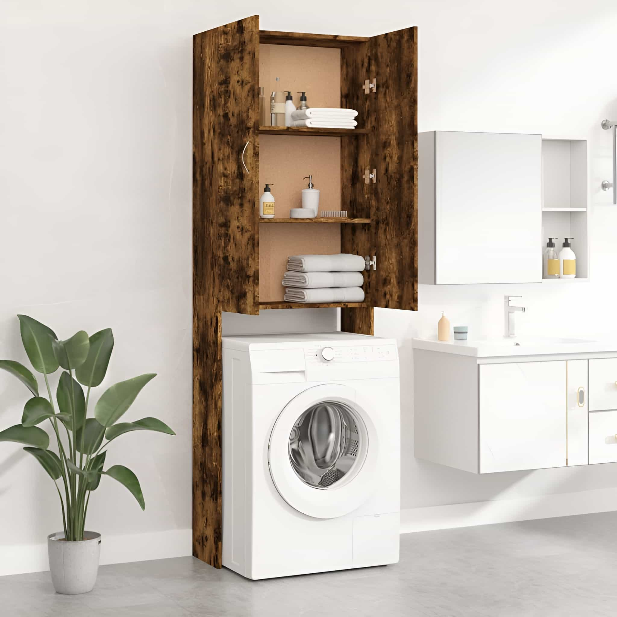 Badezimmer mit Waschmaschine, Schrank, Spiegel und Pflanze. Weiße und braune Farben.