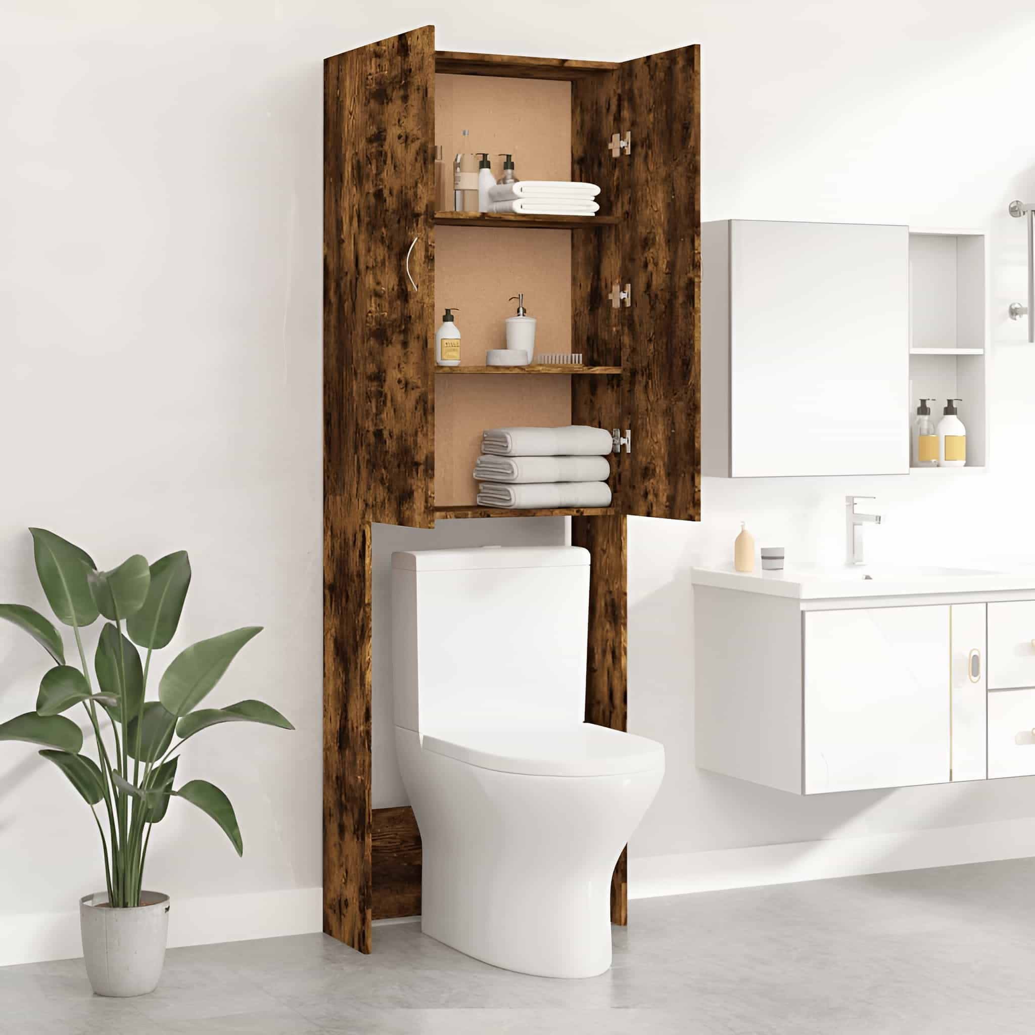 Badezimmer mit Toilette, Schrank und Pflanze. Schrank hat Regale und Türen. Weiße Wände und Boden.