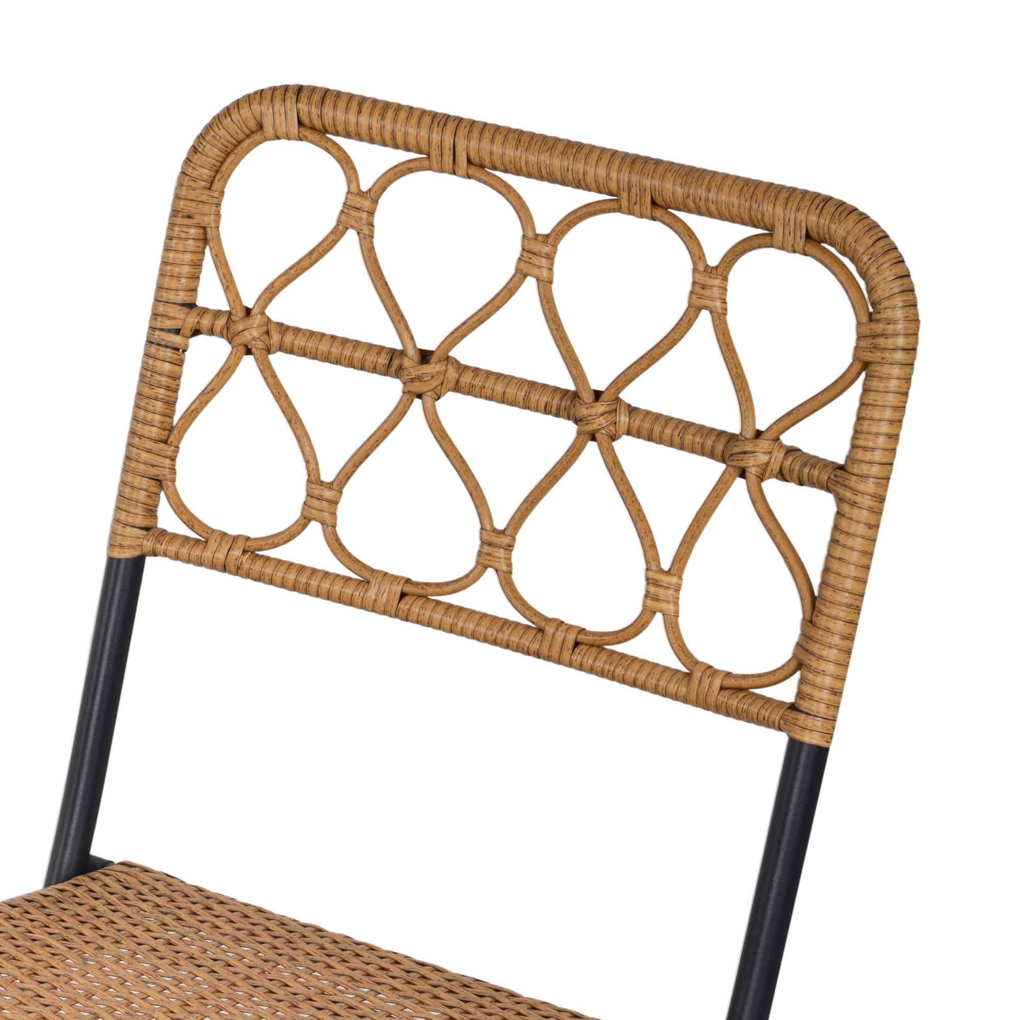 Nahaufnahme einer Stuhllehne. Gewebtes Rattan-Design mit schwarzen Metallbeinen, weiß isoliert.