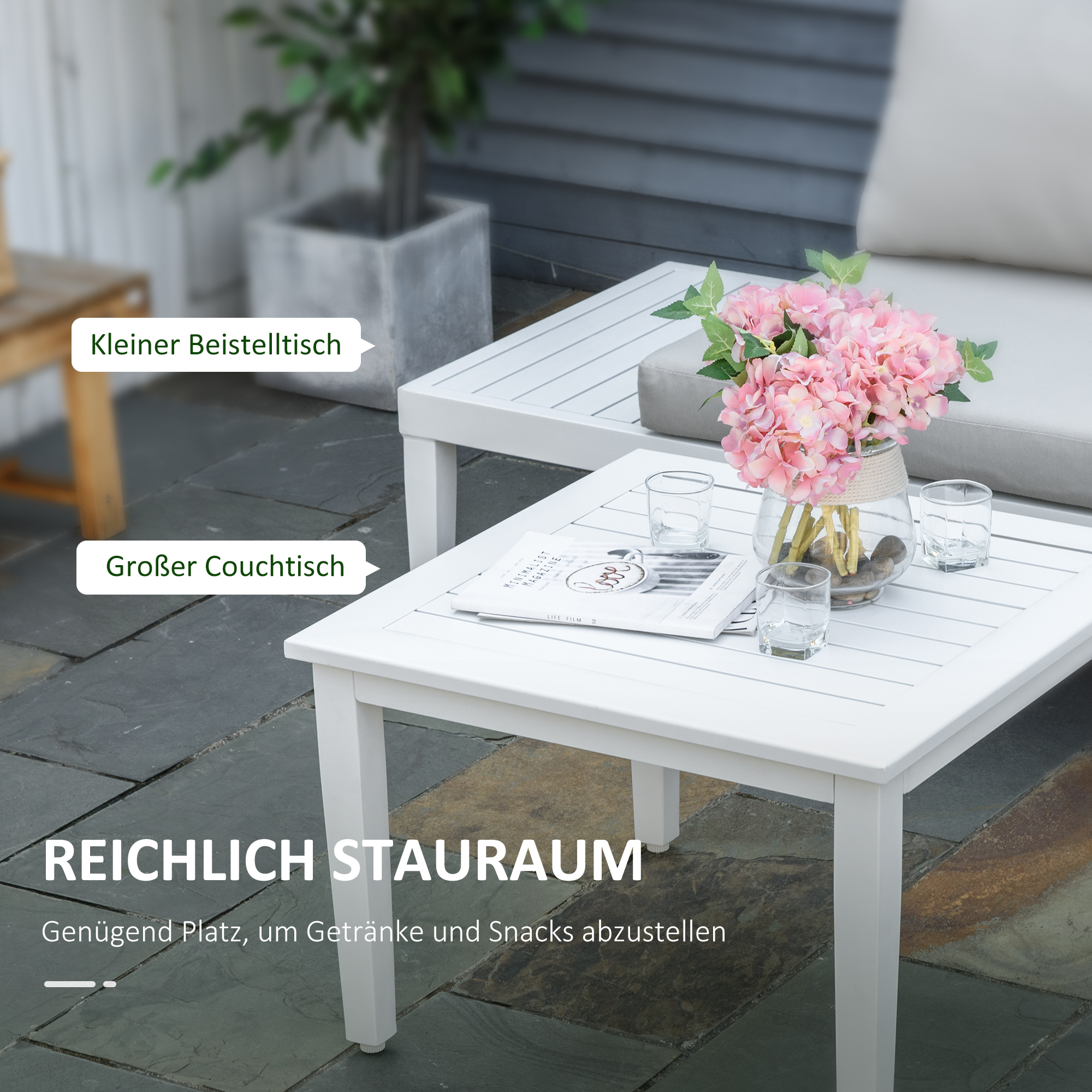 Gartenmöbelset, einschließlich Tisch mit Blumen, Getränken und Sofa mit Abmessungen und Text.