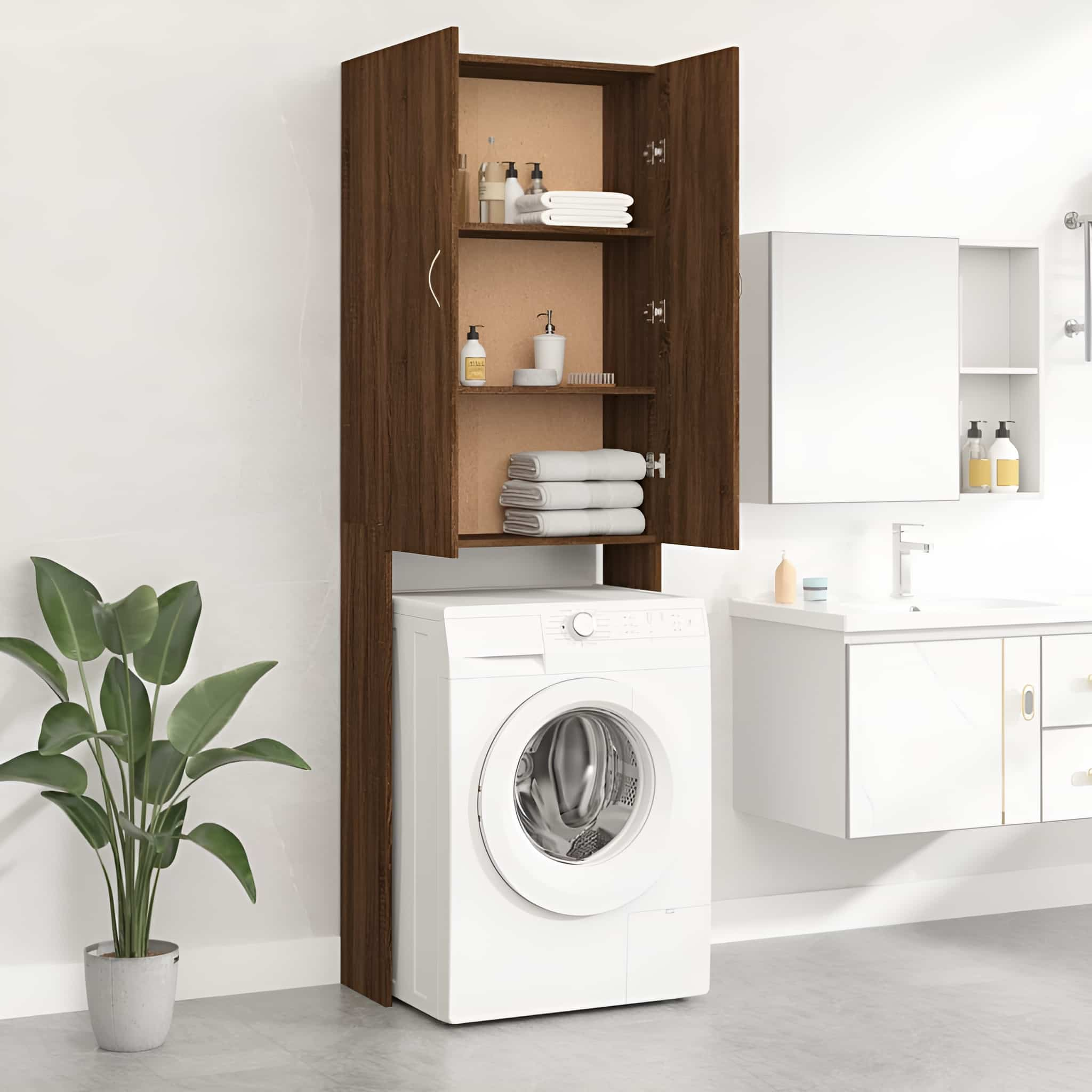 Brauner Schrank über einer weißen Waschmaschine, mit Toilettenartikeln auf Regalen.