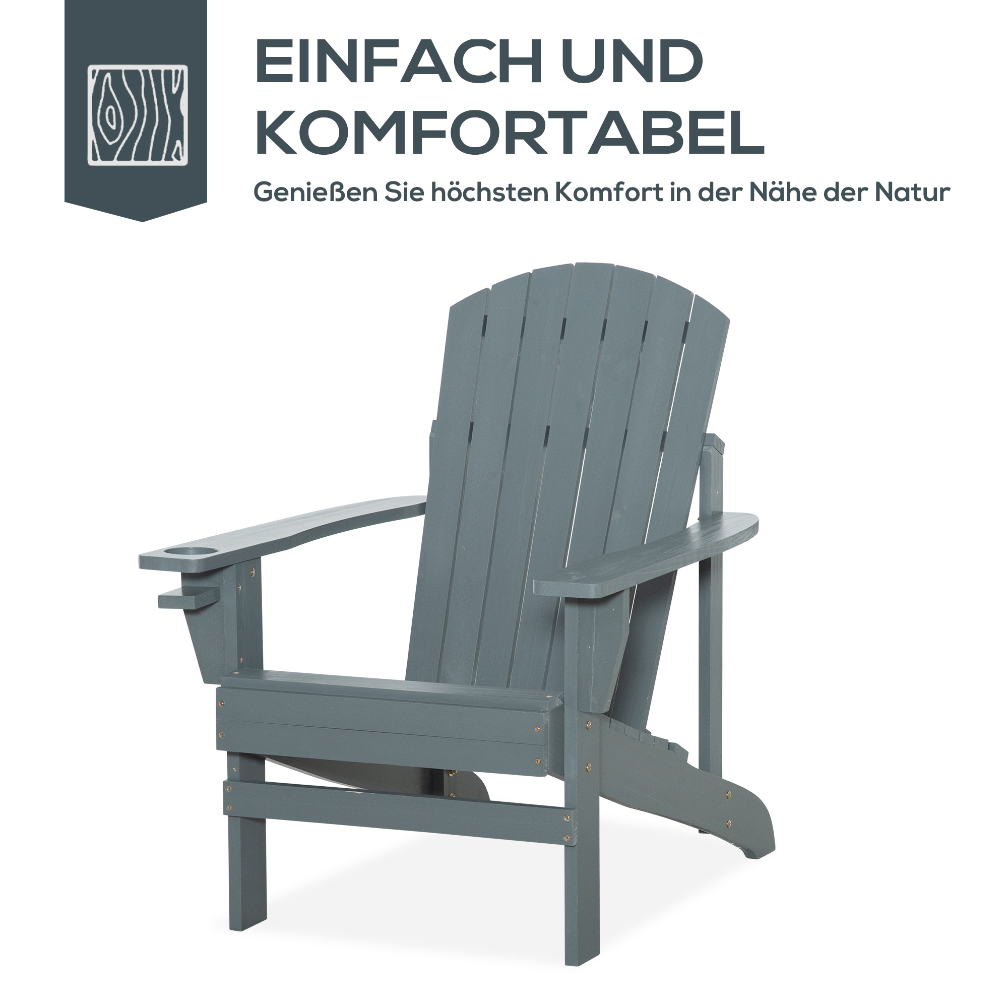 Ein grauer Holz-Adirondack-Stuhl mit Becherhalter, vor weißem Hintergrund.
