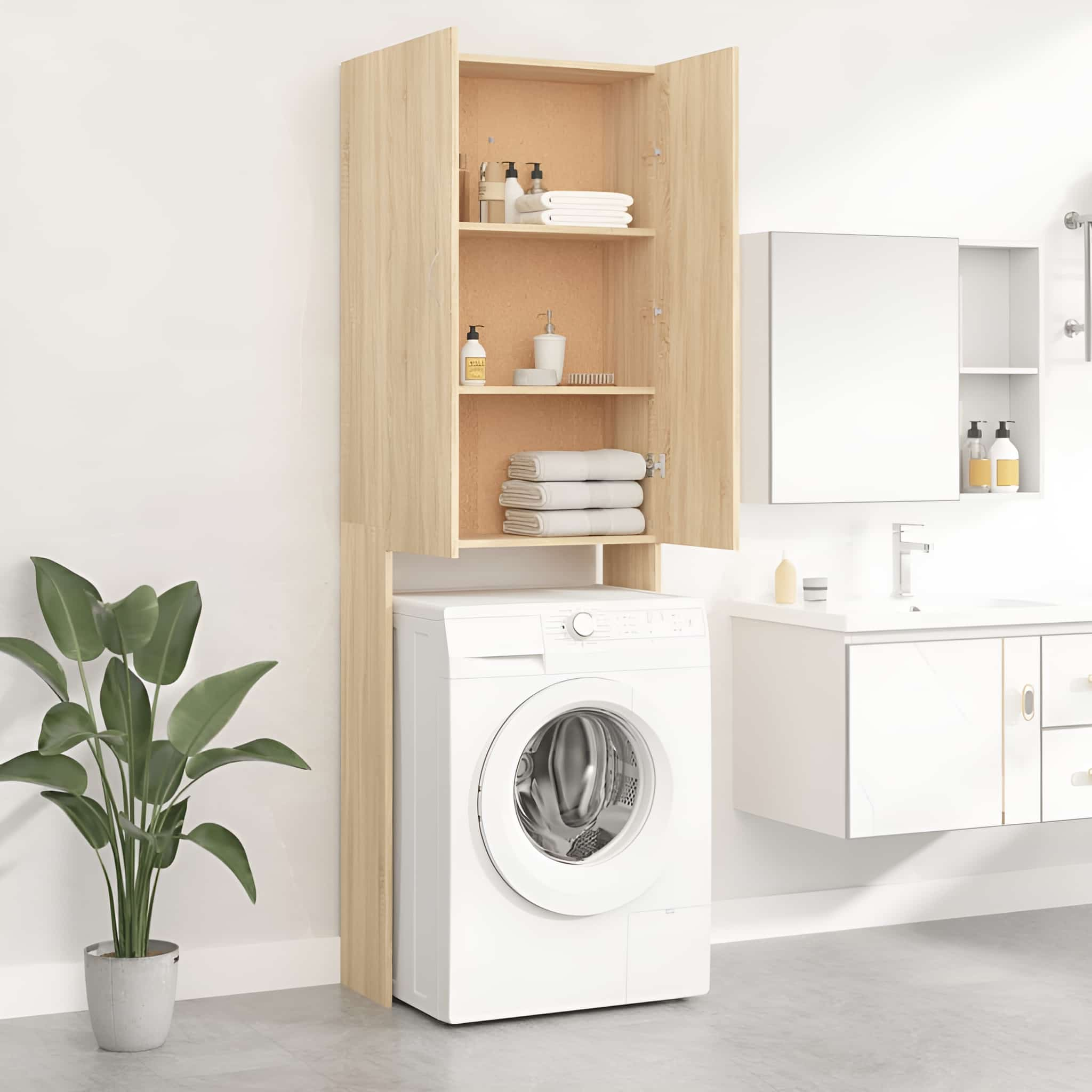 Badezimmer mit einem Schrank über einer Waschmaschine, einem Spiegel und einer Topfpflanze.