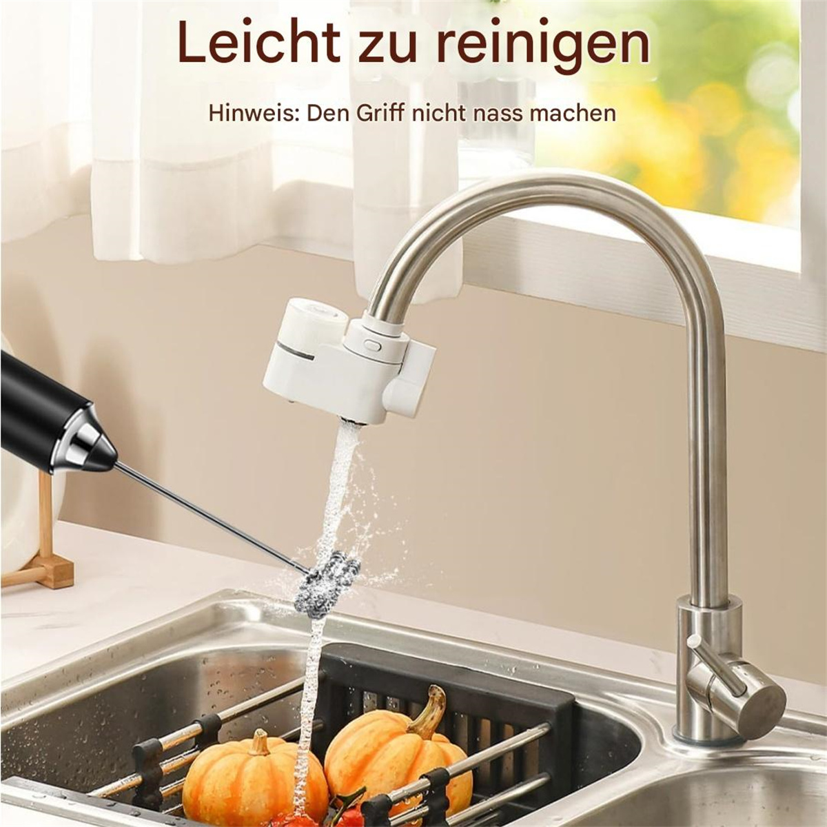 Ein silberner Wasserhahn mit Wasser, das in ein Waschbecken fließt. Zwei Kürbisse und ein schwarzer Abfluss sind sichtbar.