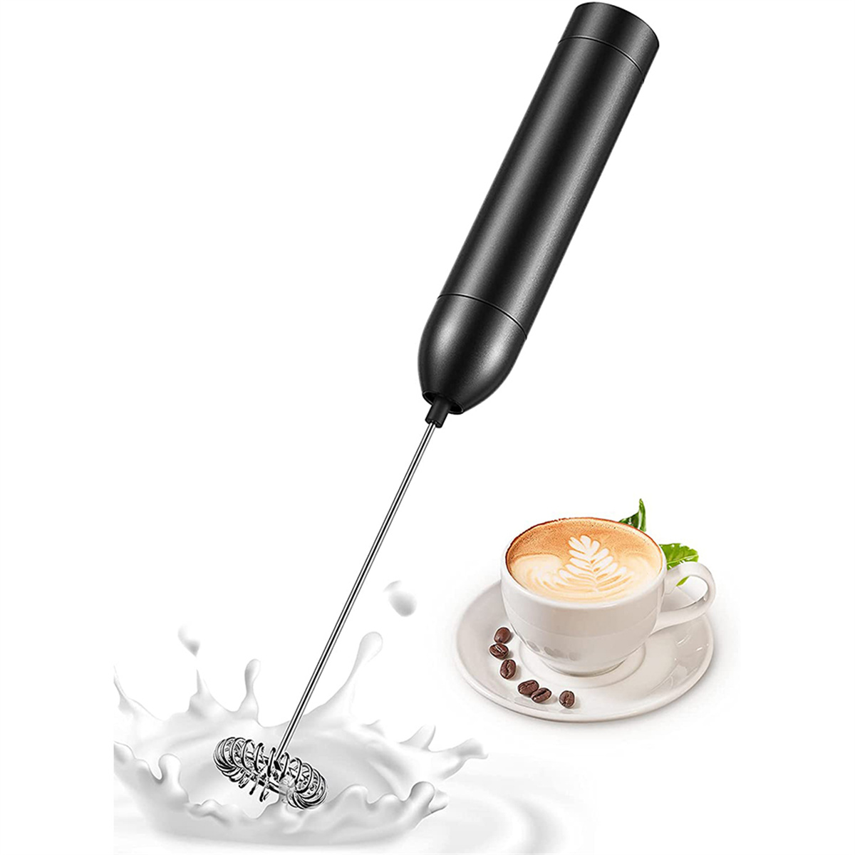 Schwarzer Milchaufschäumer mit Milchschaumspritzern und einer Tasse Kaffee. Daneben Kaffeebohnen.