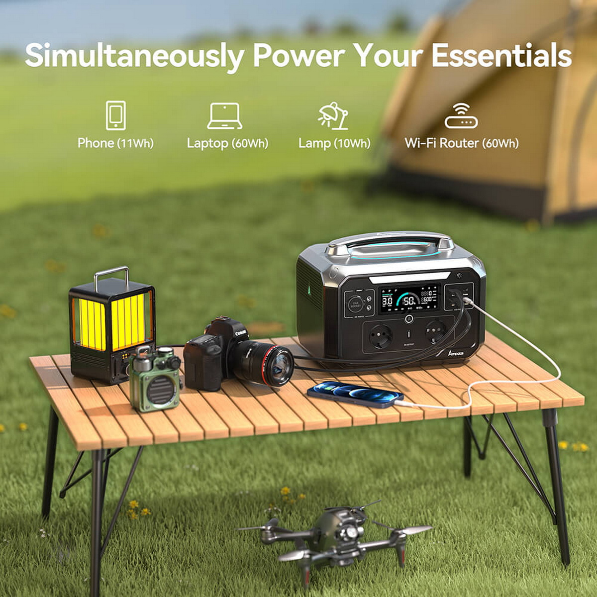 Drewniany stół ze stacją zasilania, aparatem, dronem i telefonem, z tekstem i ikonami powyżej.