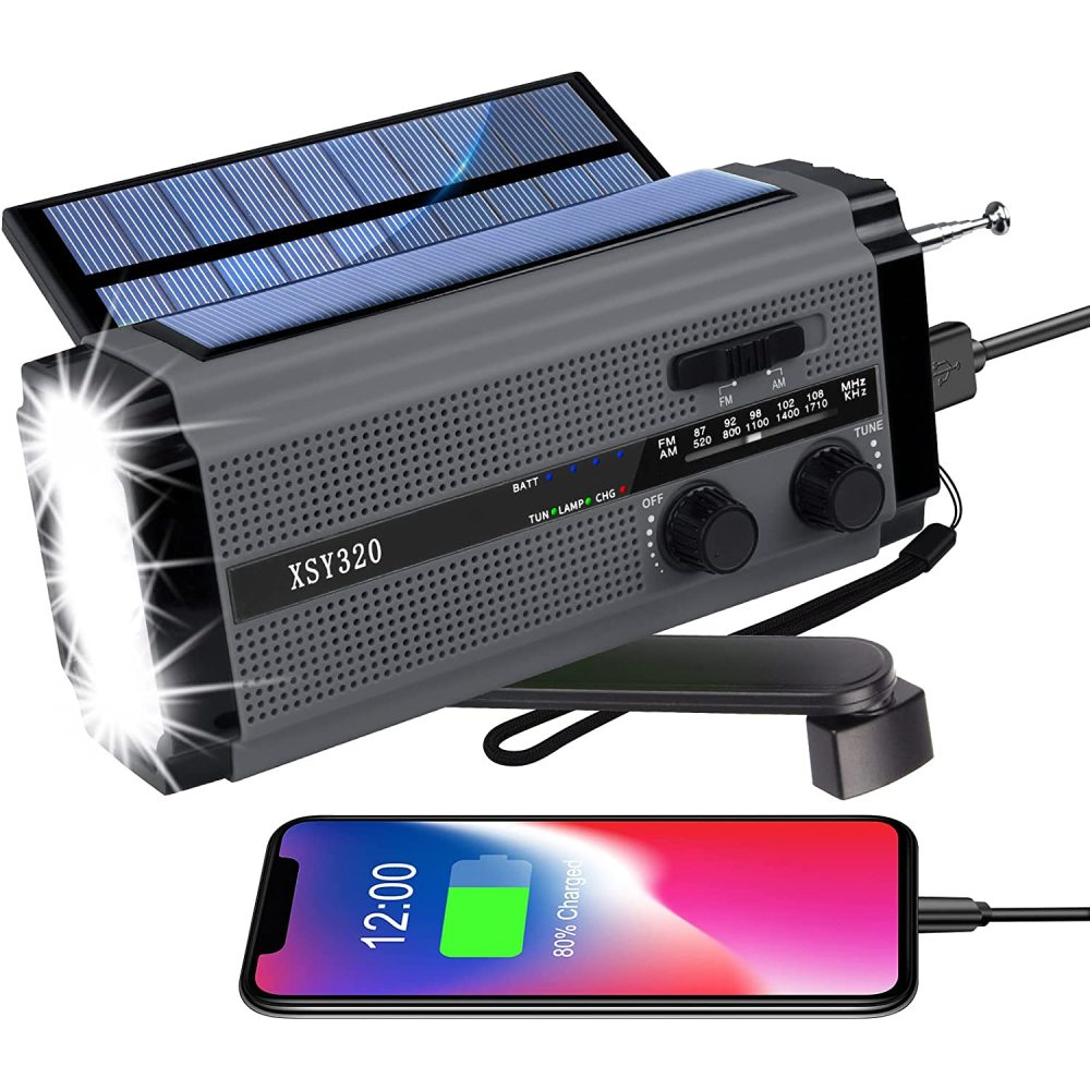 Ein grau-schwarzes Notfallradio mit Solarpanelen, Handkurbel und Telefonladung. Das Telefon zeigt 80 % Ladung.