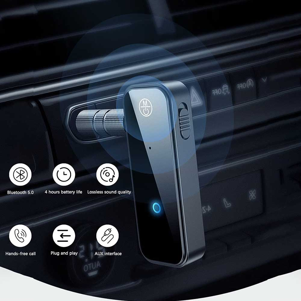 Schwarzer Bluetooth-Adapter, der an eine Auto-Stereoanlage angeschlossen ist und blau leuchtet.
