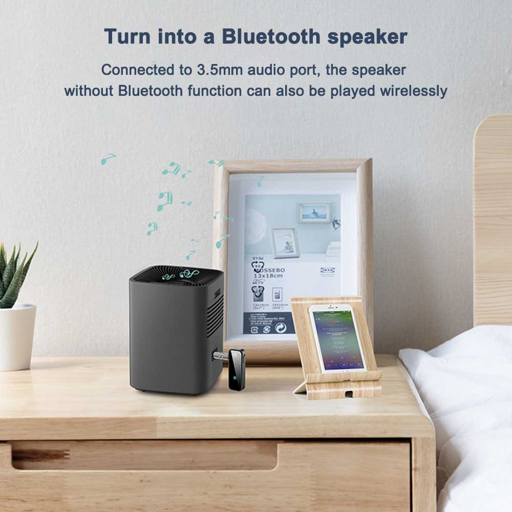 Bluetooth-Lautsprecher mit angeschlossenem 3,5-mm-Audioanschluss und Telefon auf einem Ständer.