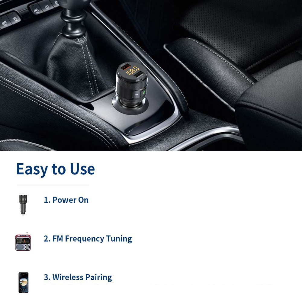Auto-Kit-Gerät in der Konsole eines Autos, mit Anweisungen: Einschalten, FM-Abstimmung, Drahtlose Kopplung.