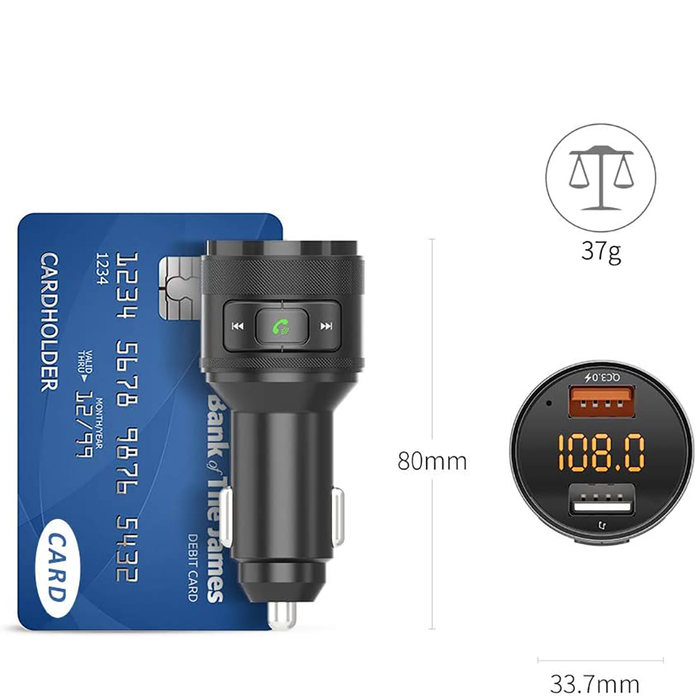Autoladeadapter, Kreditkarte und ein Display mit Radiosender und Spannung, mit Größenangaben.