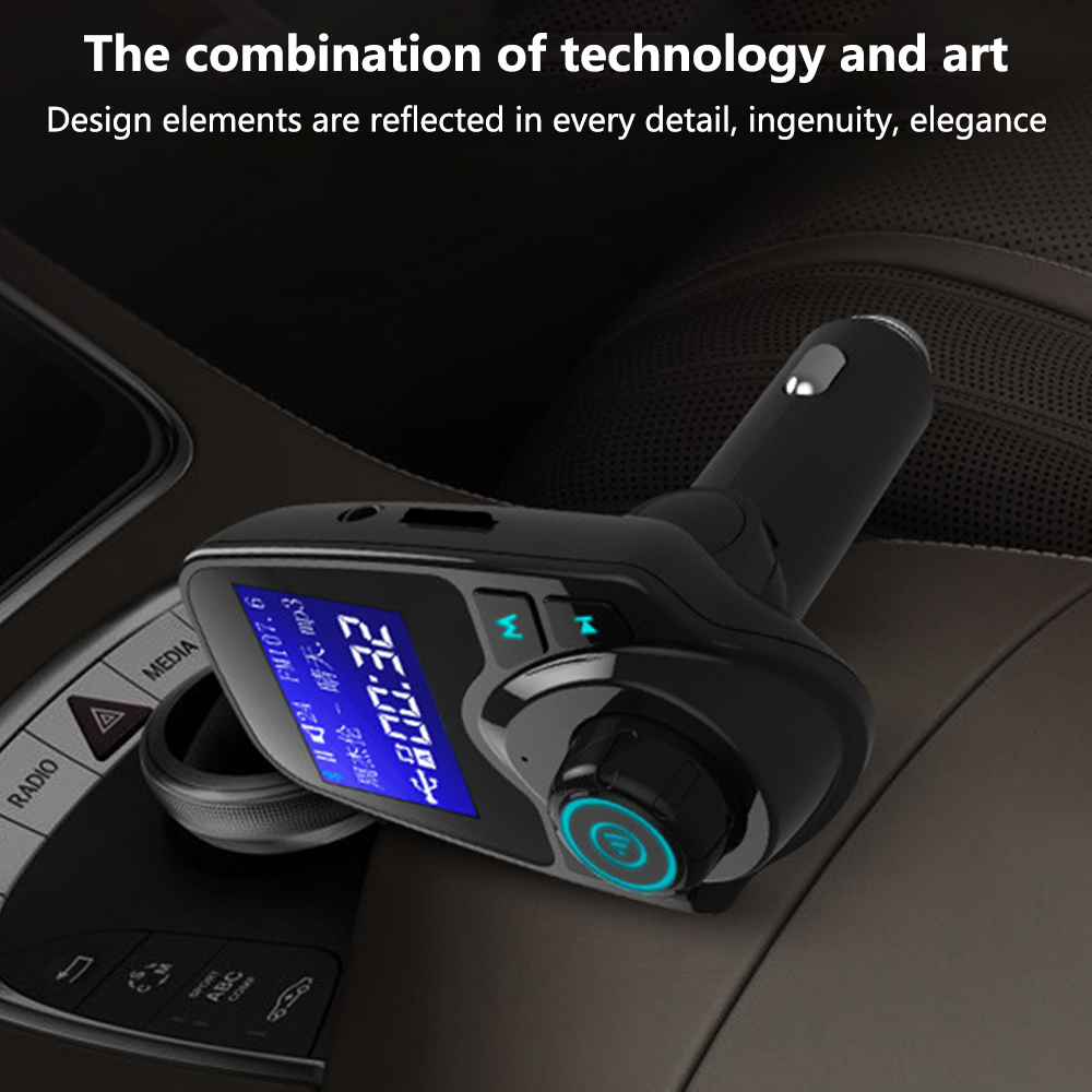 Schwarzer Auto-MP3-Player in einem Auto. Hat einen Bildschirm mit Daten und Tasten.
