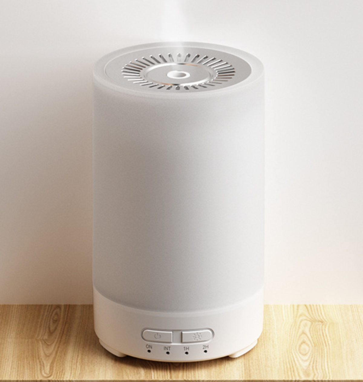 Ein weißer, zylindrischer Diffusor mit sichtbarem Nebel, der von oben austritt. Holzoberfläche.
