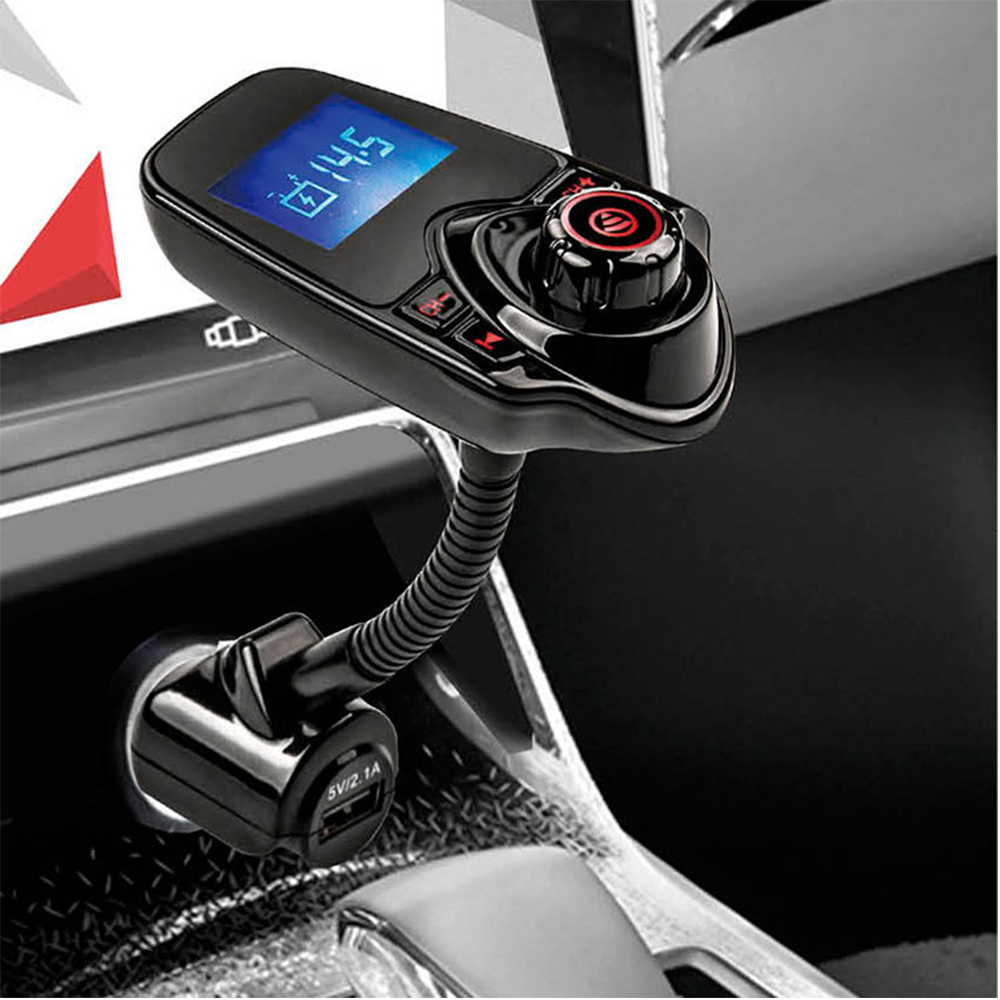 Schwarzer Auto-Bluetooth-FM-Transmitter, an einer Zigarettenanzünderbuchse befestigt. Hat einen Bildschirm und Tasten.