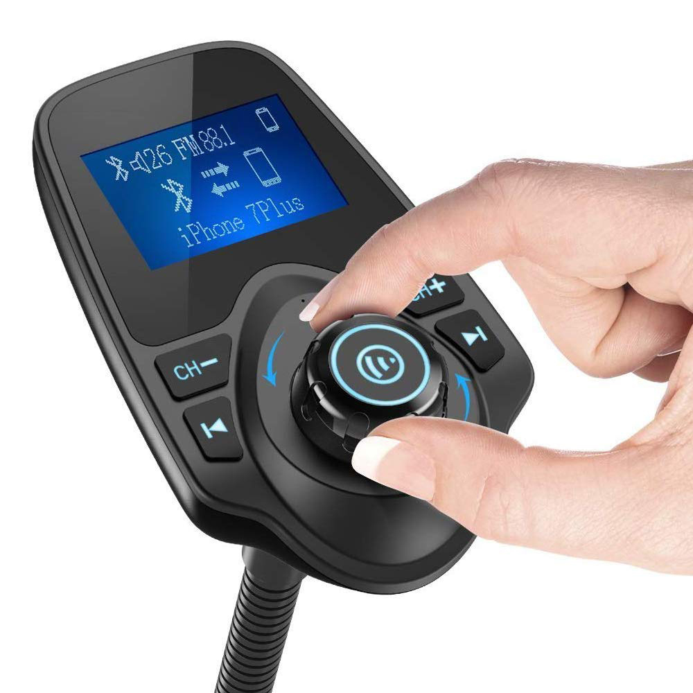 Eine Hand bedient einen Auto-Bluetooth-FM-Transmitter mit Bildschirm, der Telefoninformationen und Tasten anzeigt.