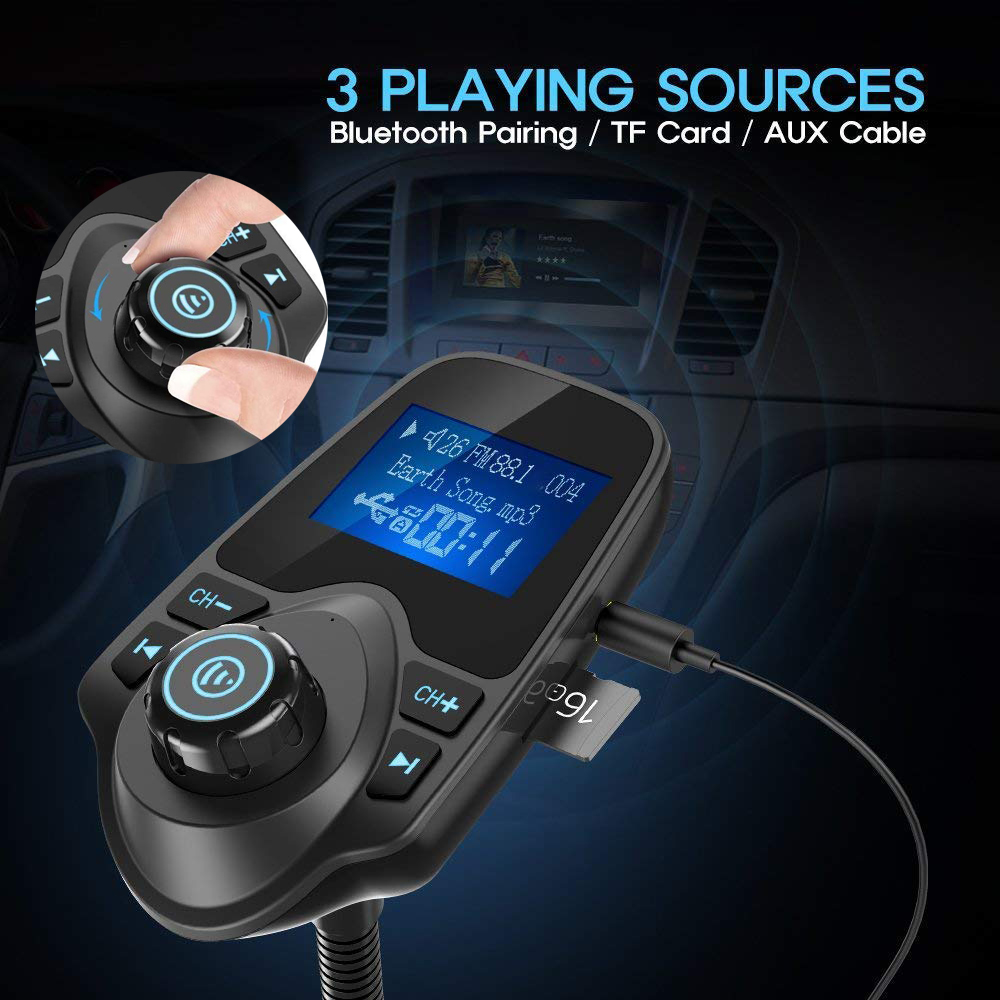 Auto-Bluetooth-FM-Transmitter mit Bildschirm, der einen Song von einem über ein Kabel verbundenen Telefon abspielt.