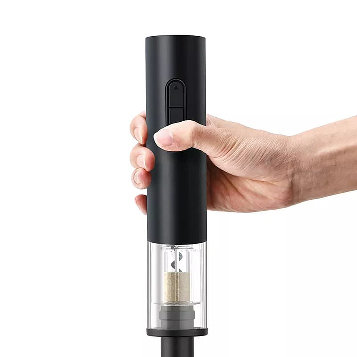 Apribottiglie elettrico nero con tappo, tenuto da una mano, su sfondo bianco.