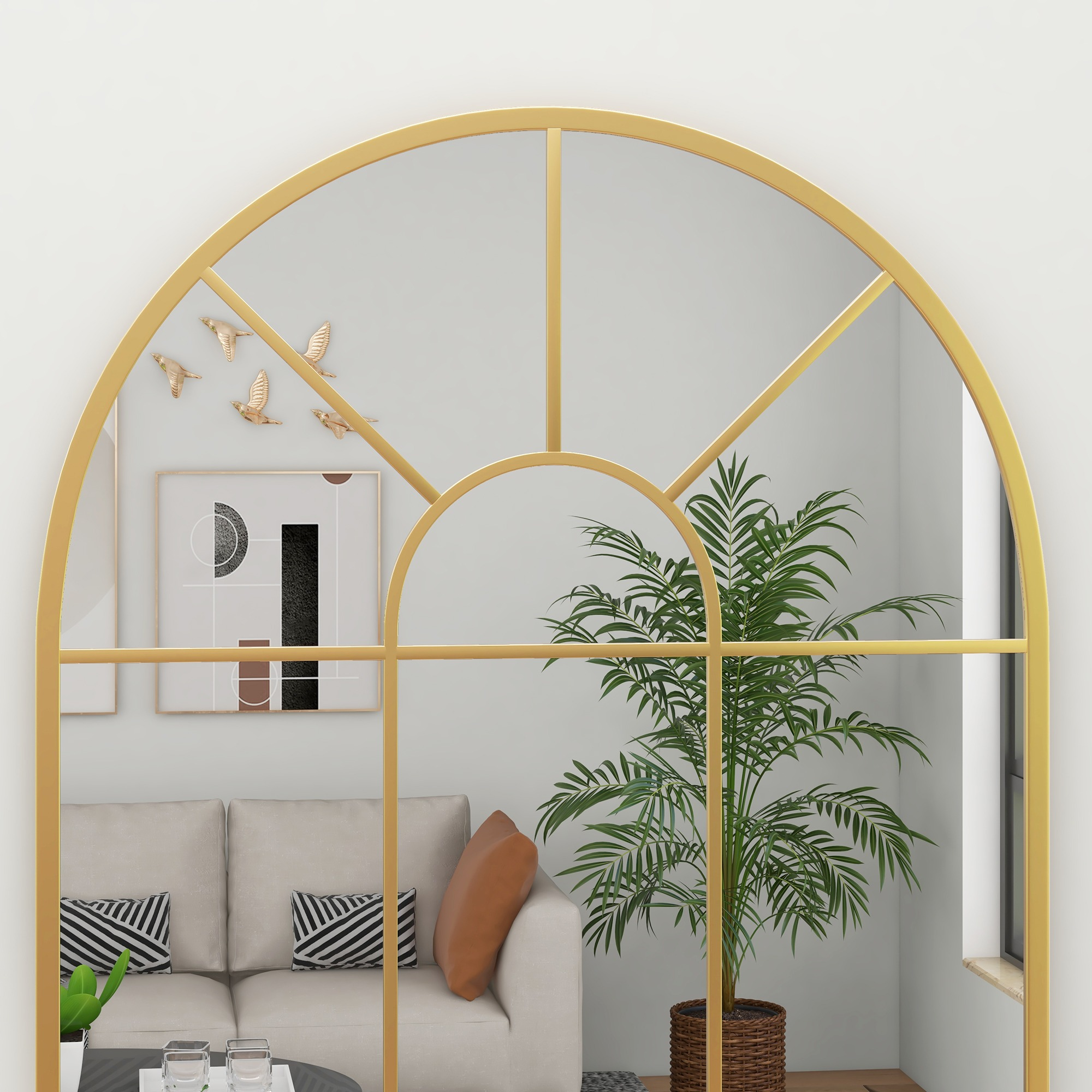 Goldener Bogen-Spiegel, der eine Wohnzimmerszene mit Sofa und Pflanzen reflektiert.