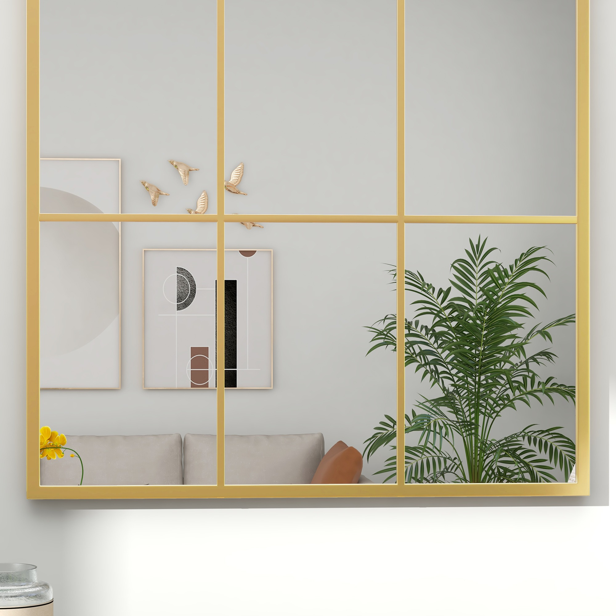 Goldgerahmter Spiegel, der ein Wohnzimmer mit Sofa, Kunst und Pflanze reflektiert.