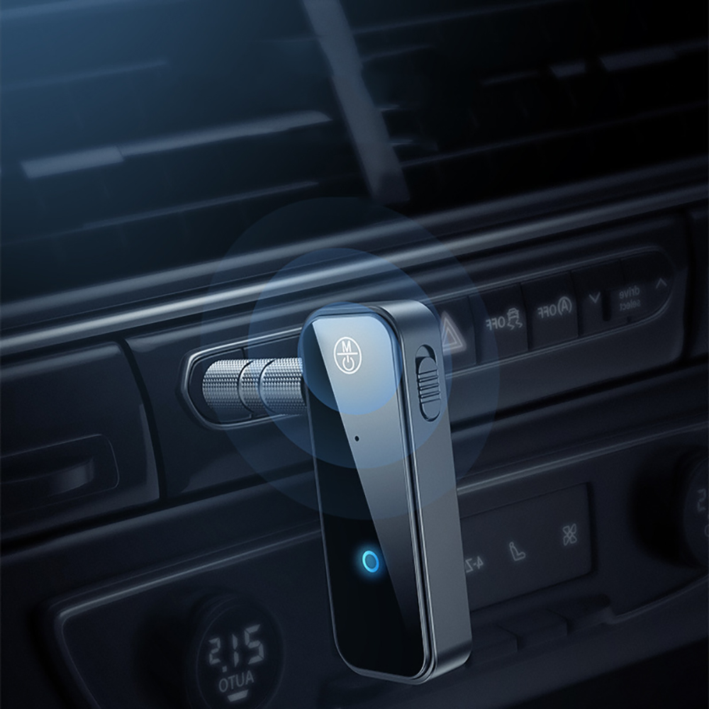 Schwarzer Bluetooth-Adapter für das Auto, eingesteckt im Armaturenbrett. Adapter und Details.