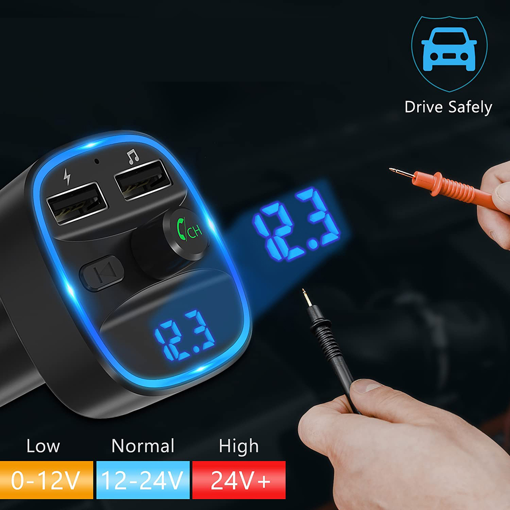 Ein schwarzes Autogerät mit Anzeige 12,3, USB-Anschlüssen und blauem Licht, Hand mit Telefon.