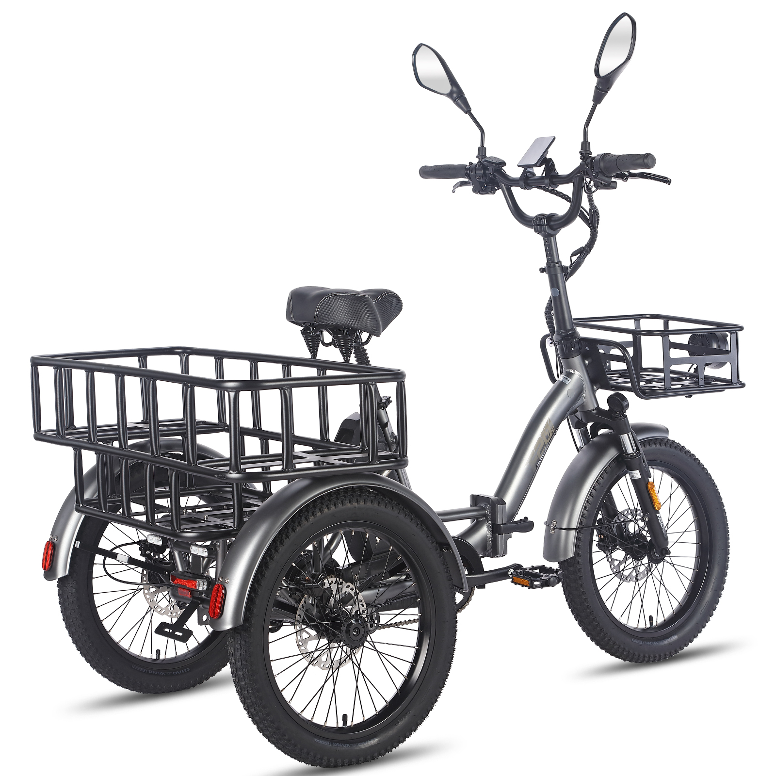 Triciclo con cestino nero, specchietti laterali e luci. Visto frontalmente, sfondo bianco.