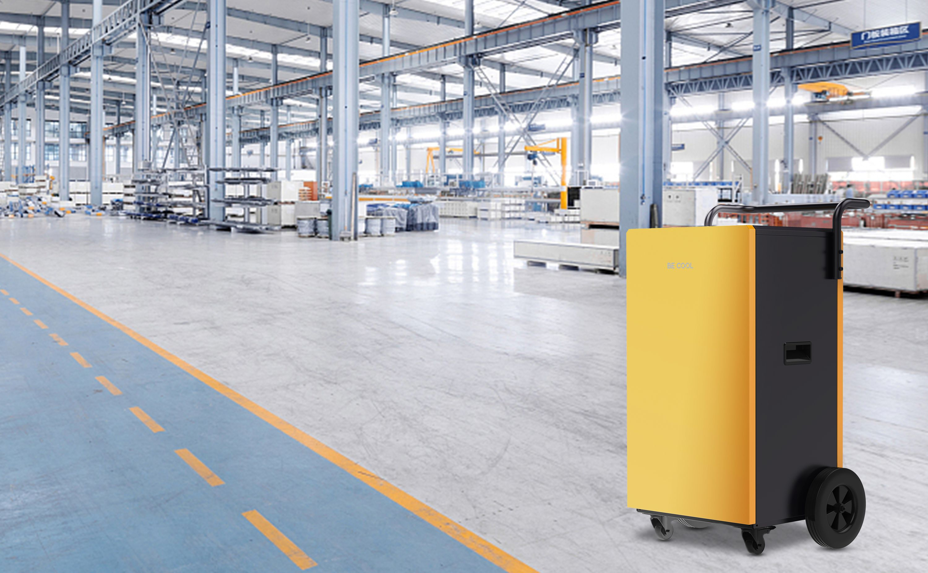 Purificatore/deumidificatore d'aria industriale giallo e nero su ruote in fabbrica.