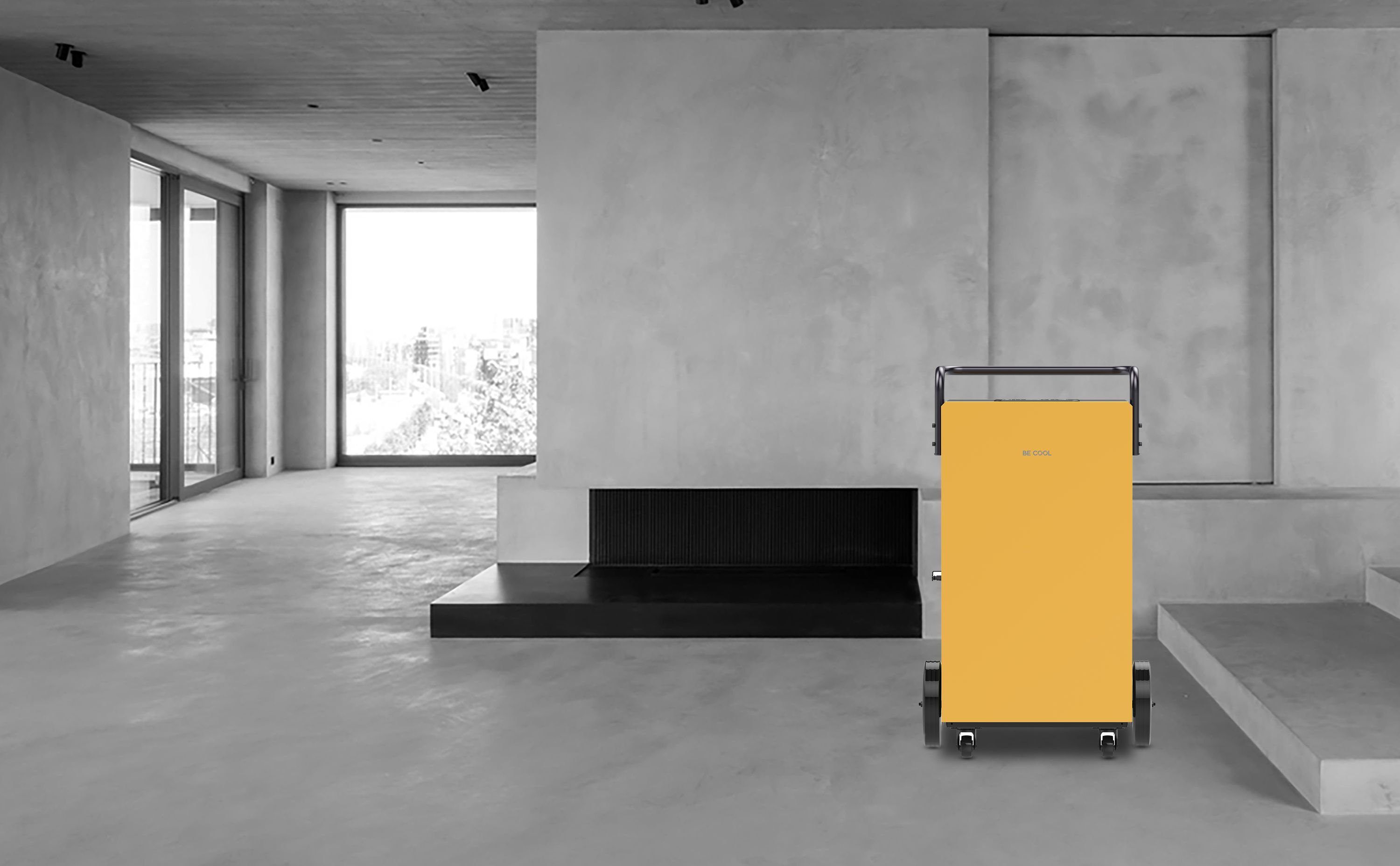 Raffreddatore d'aria giallo e nero in un interno moderno, in piedi su ruote.