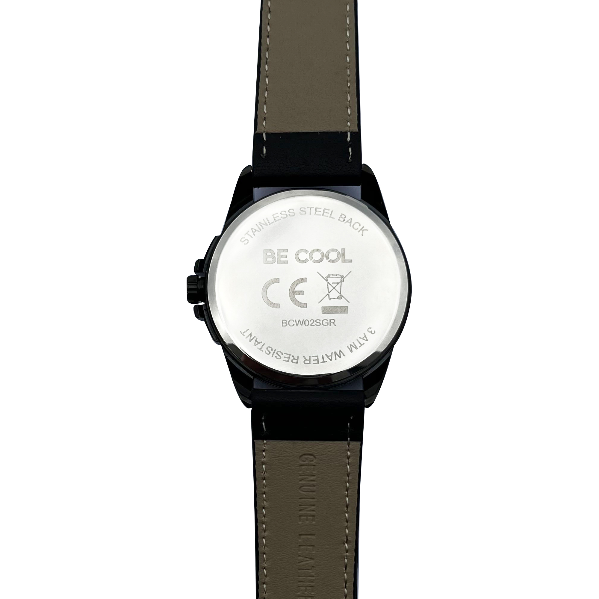 Rückansicht einer schwarzen Uhr mit Lederarmband. Die Rückseite hat Text und ein Logo.