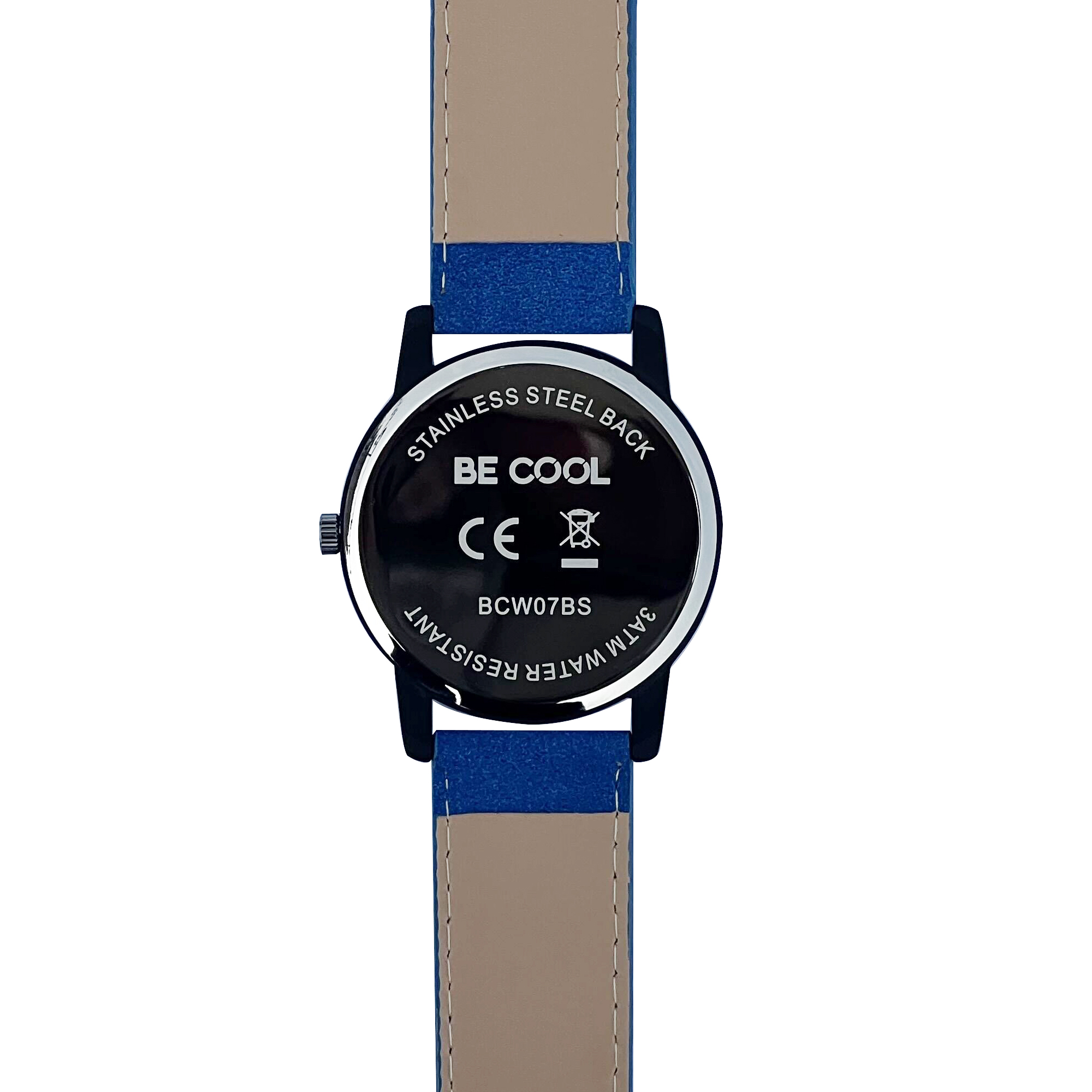 Rückseite einer schwarzen Uhr mit blauem Armband. Die Worte 'BE COOL' sind sichtbar.