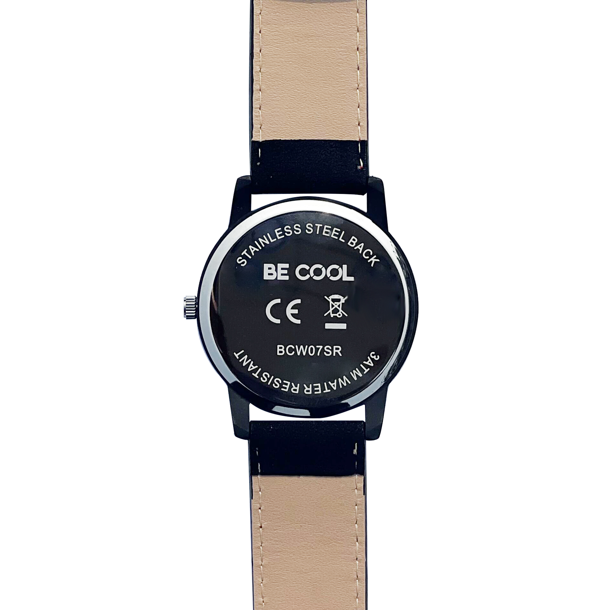 Rückseite einer schwarzen Uhr mit beigem Armband. Der Text 'BE COOL' ist geschrieben. Weißer Hintergrund.