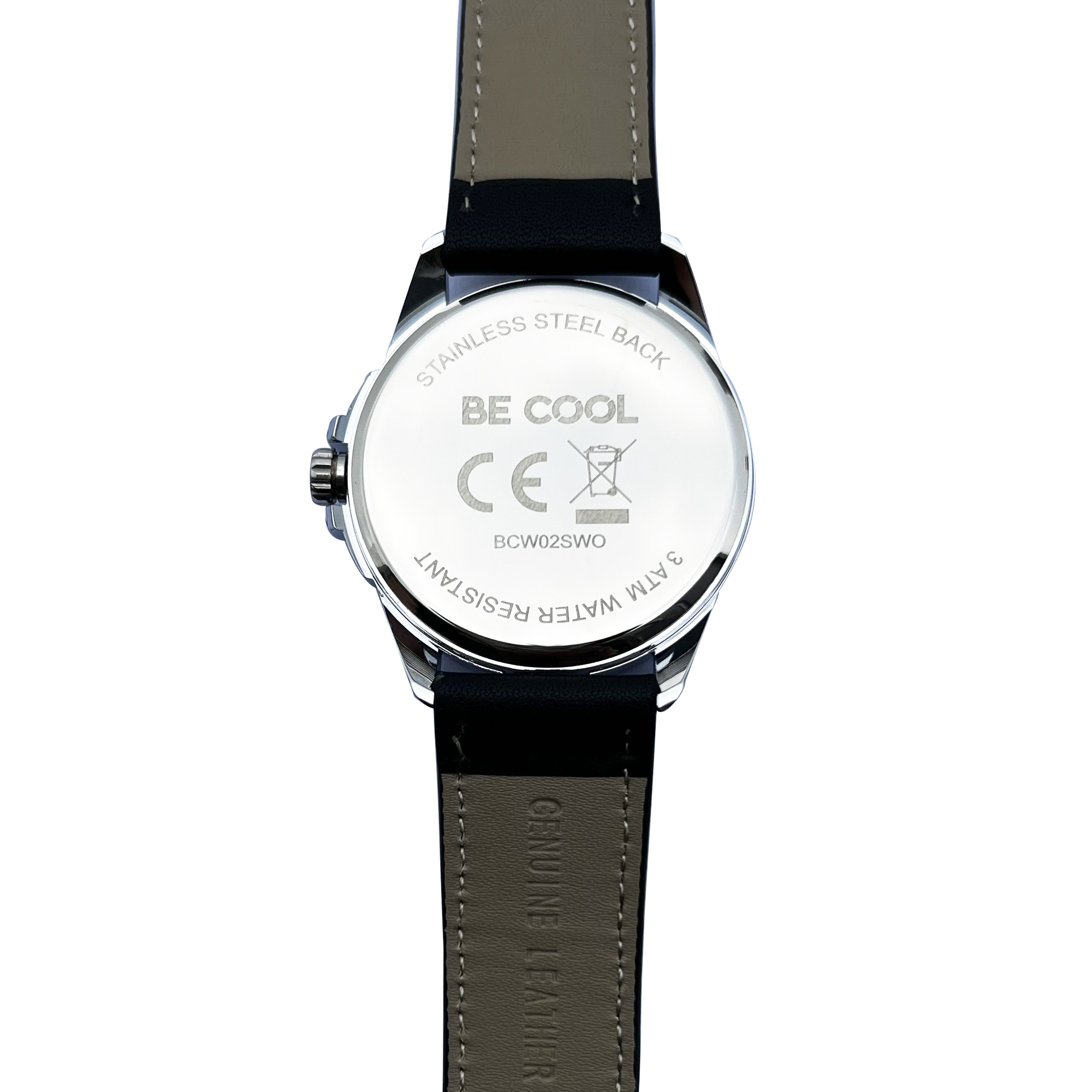 Nahaufnahme der Rückseite einer Uhr. Edelstahlrücken mit Text und Uhrenarmband.