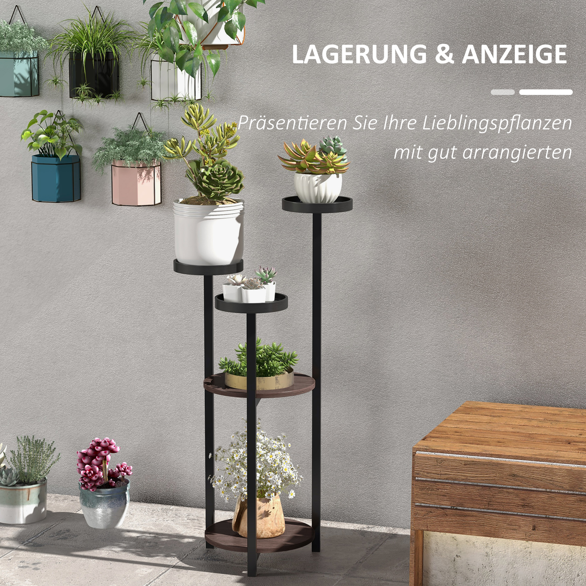 Ein mehrstöckiger Pflanzenständer mit Pflanzen darauf, in der Nähe einer Wand mit hängenden Pflanzen.
