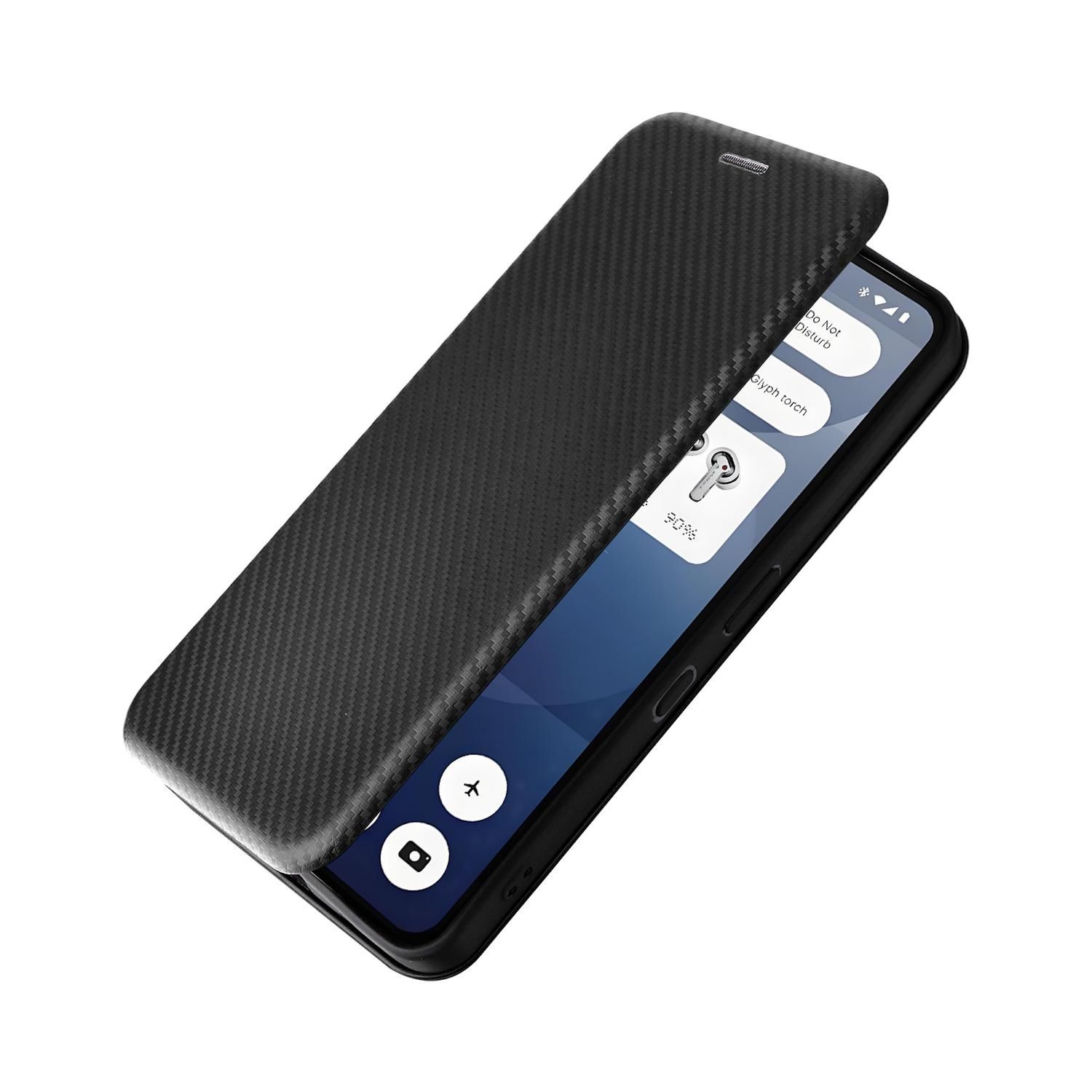 Ein schwarzes Telefon mit einer Hülle mit Karbonfasermuster. Die Hülle ist teilweise geöffnet und zeigt den Bildschirm.